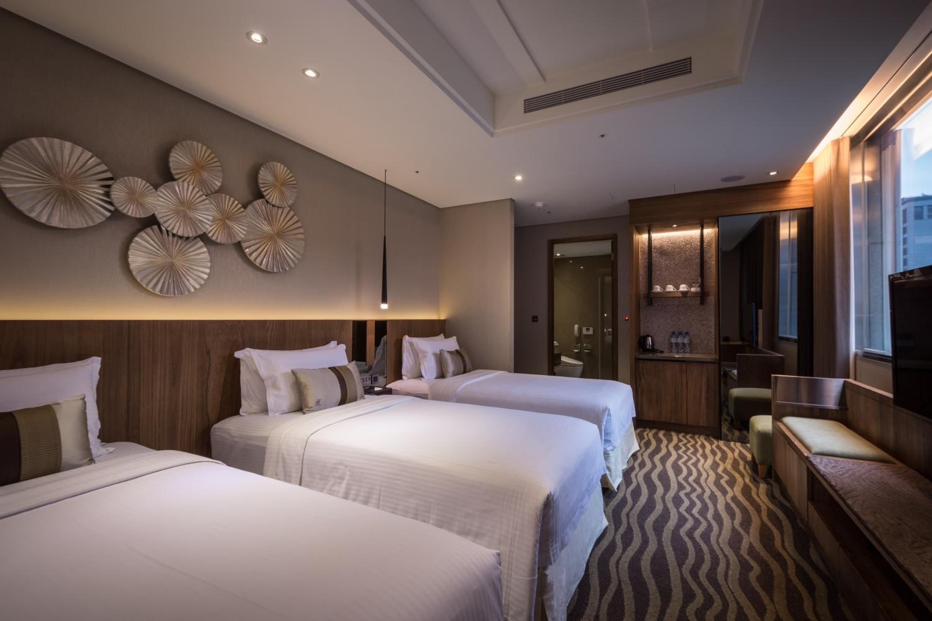 Superior Triple Room with City View photo 2
