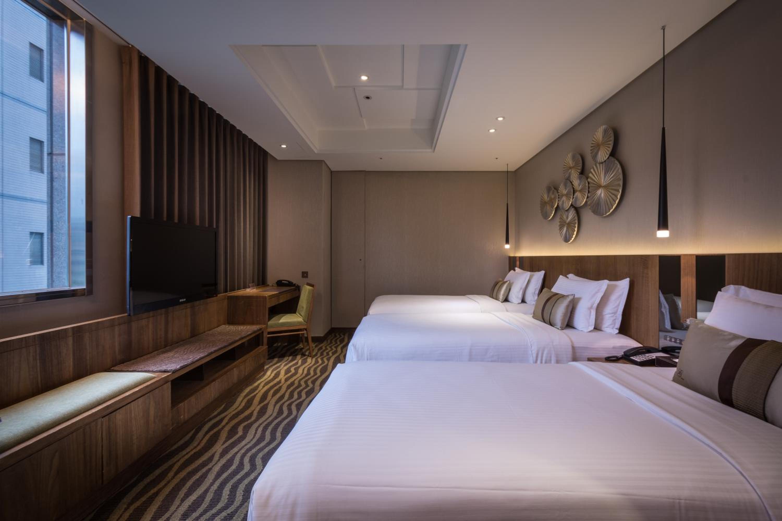 Superior Triple Room with City View photo 3