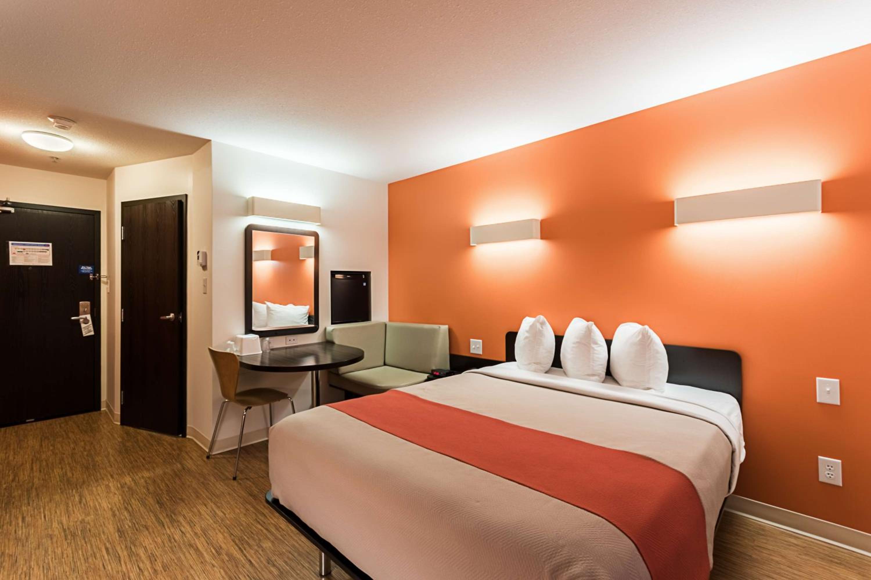 Deluxe King Room - Non-Smoking