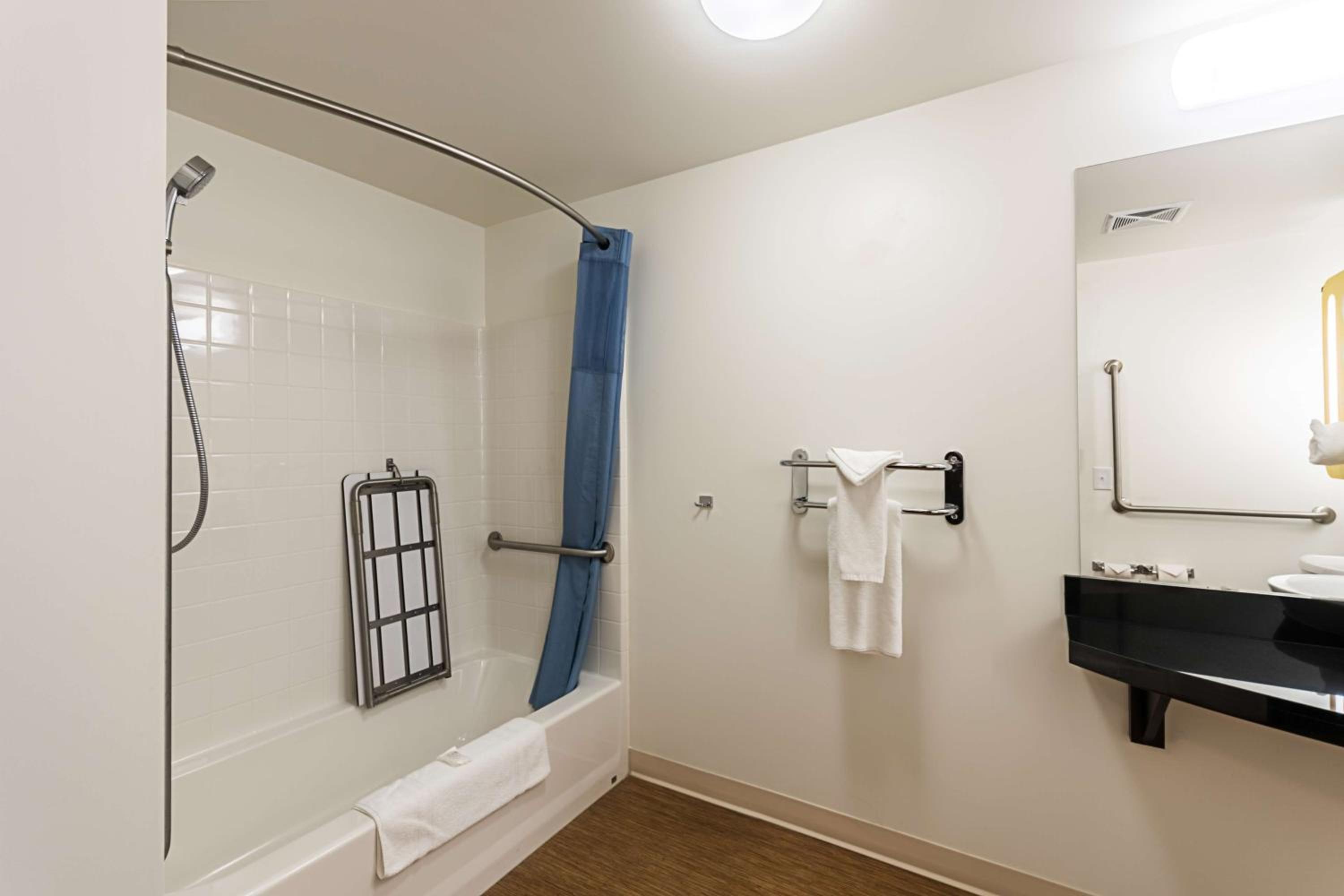 Queen Room - Disability Access - Non-Smoking