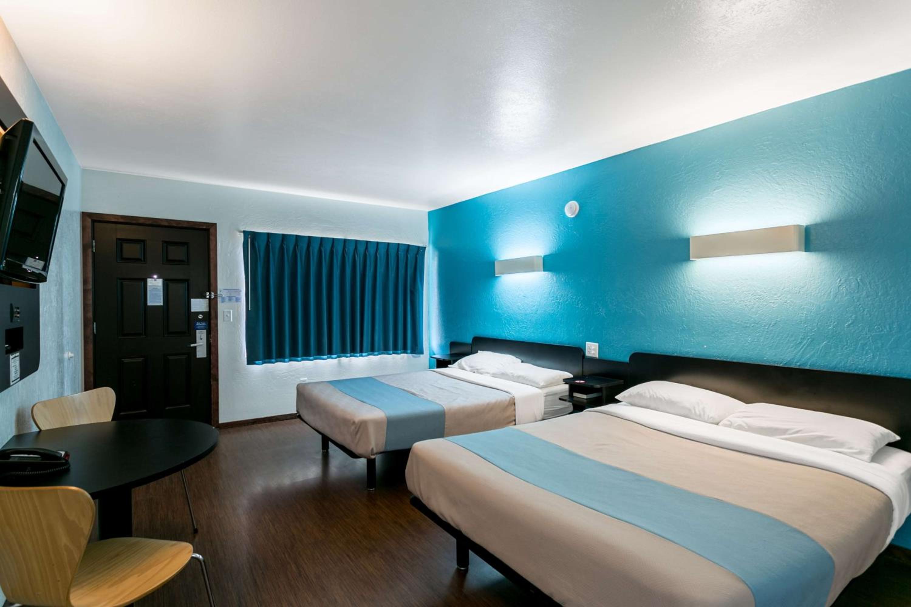 Deluxe Queen Room With Two Queen Beds - Non-Smoking photo 3