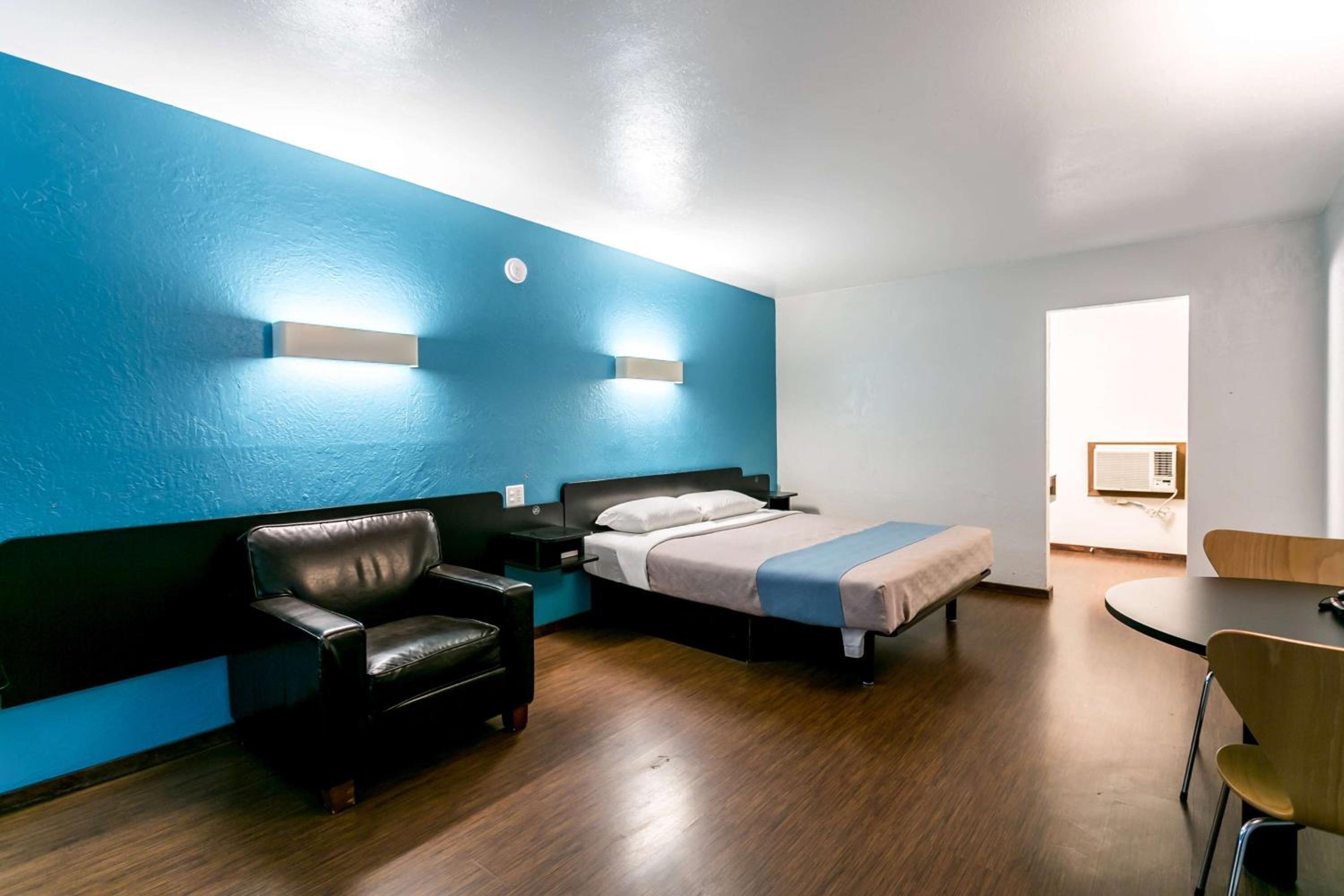 Deluxe Queen Suite - Non-Smoking photo 1