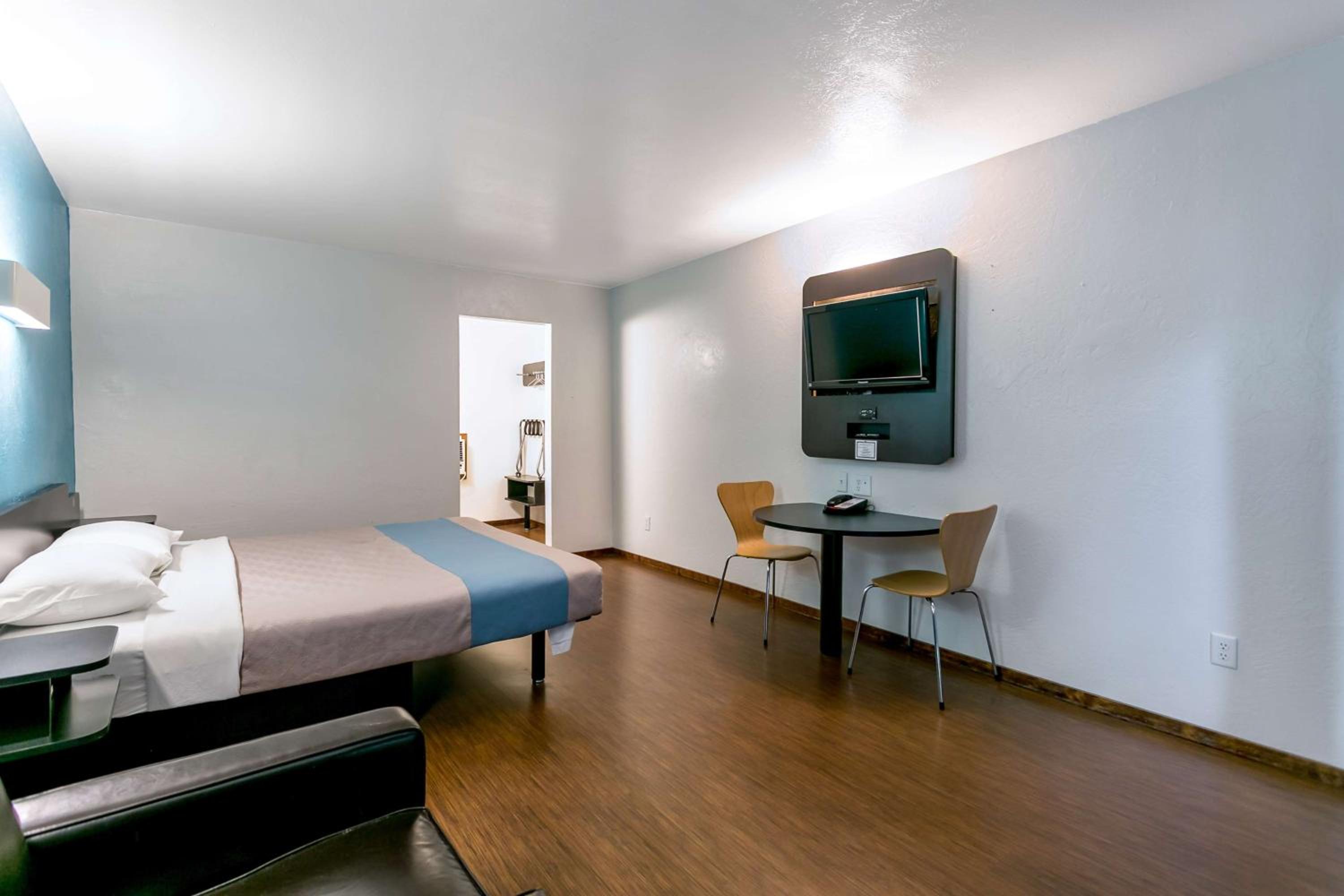 Deluxe Queen Suite - Non-Smoking photo 2