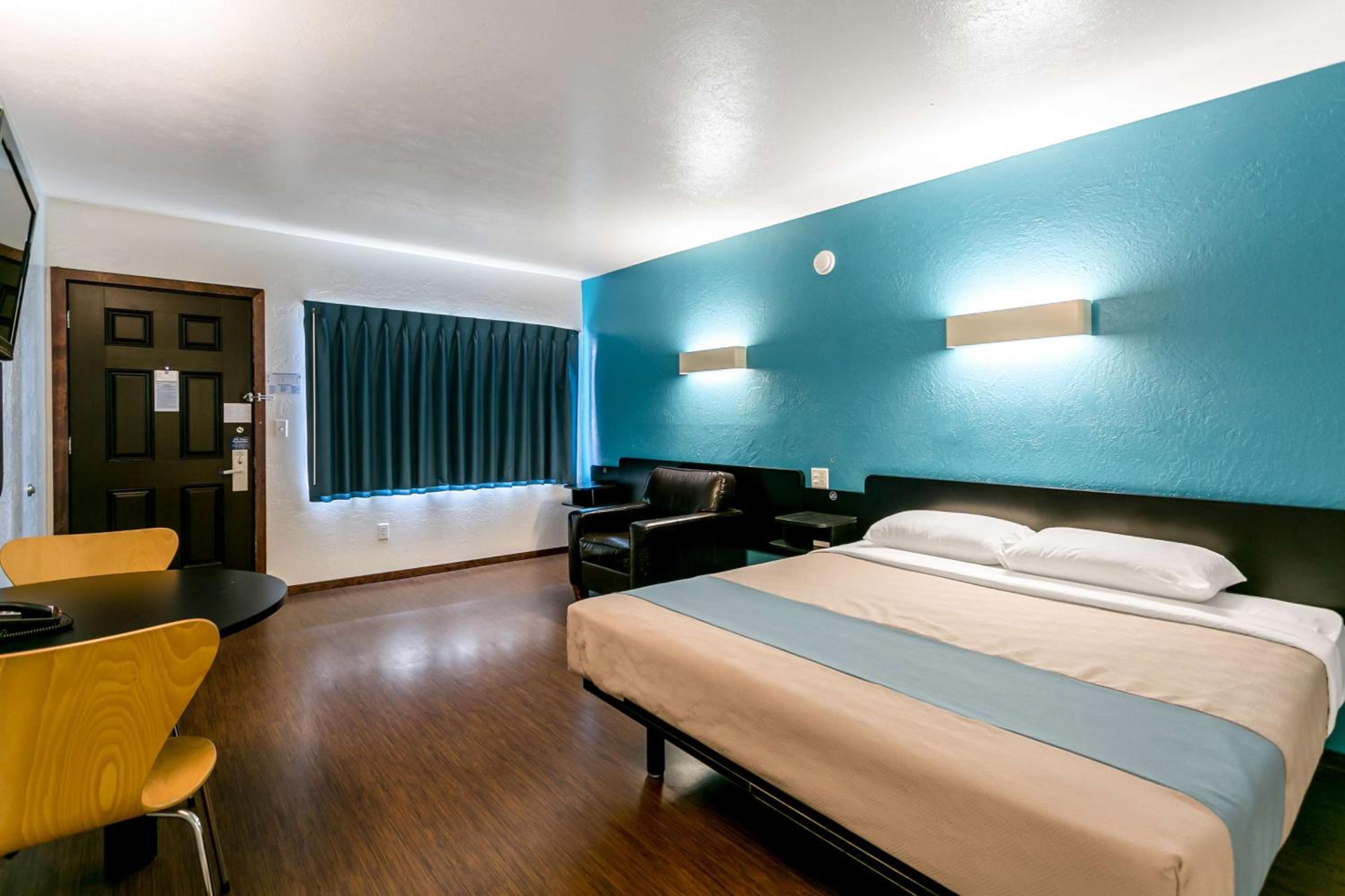 Deluxe Queen Suite - Non-Smoking photo 3