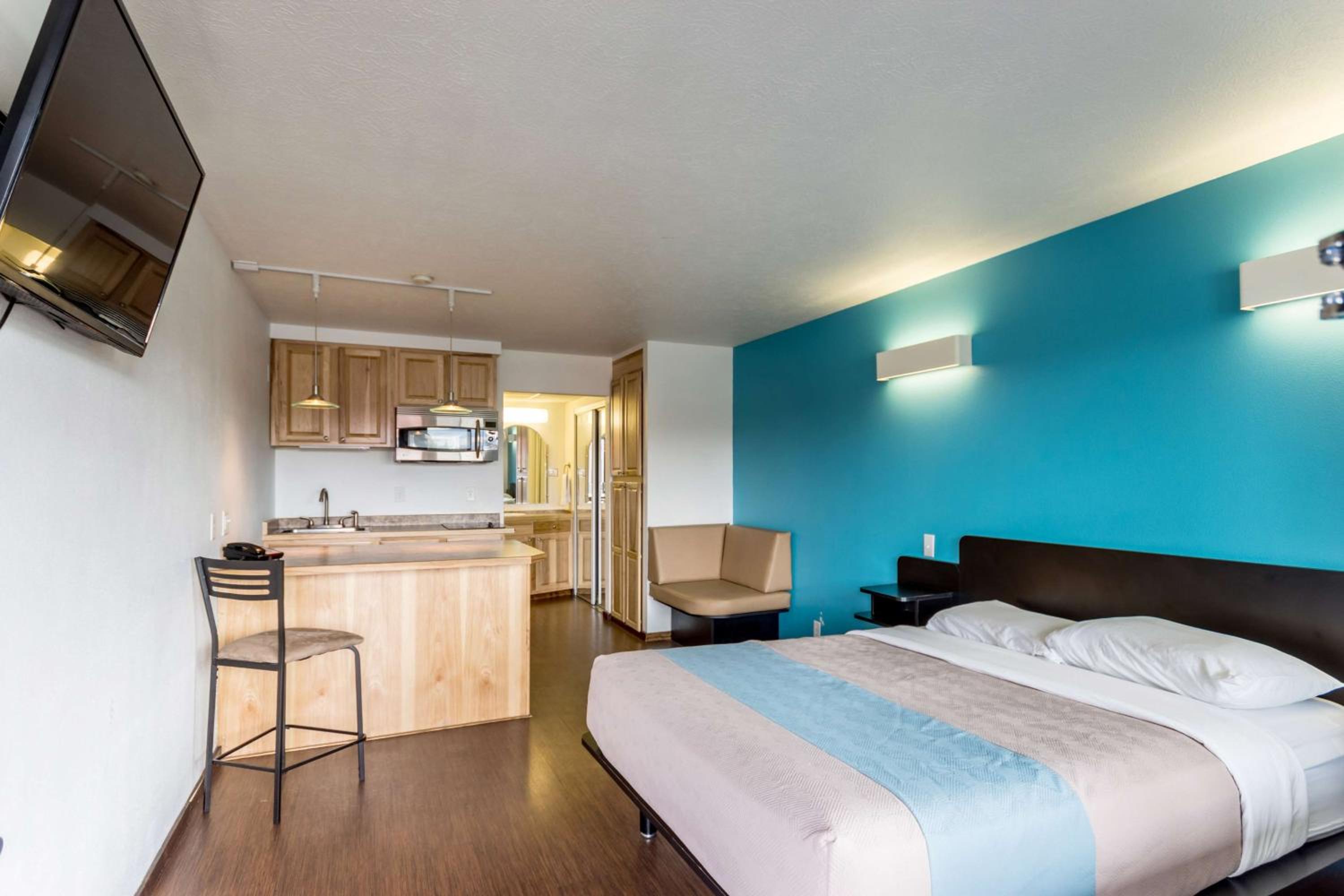 1 Queen Bed | Non-Smoking, Kitchen photo 2