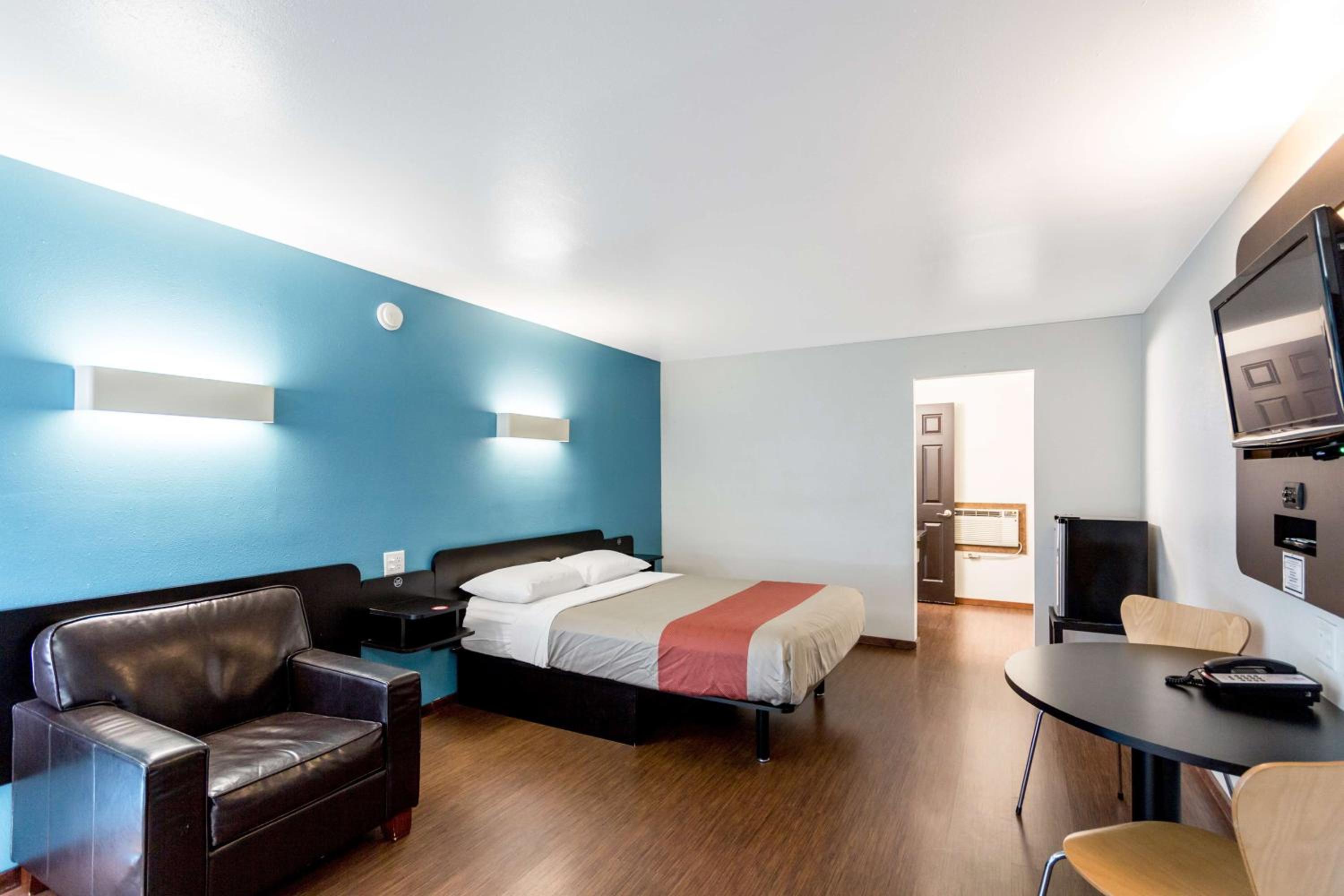 1 Queen Bed | Non-Smoking, Kitchen photo 3