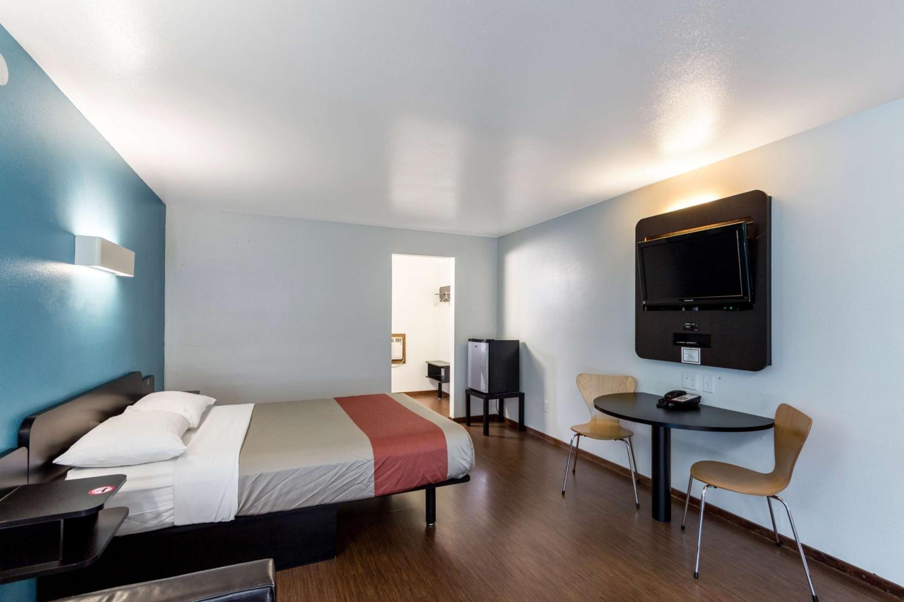 1 King Bed | Non-Smoking, Kitchen photo 1