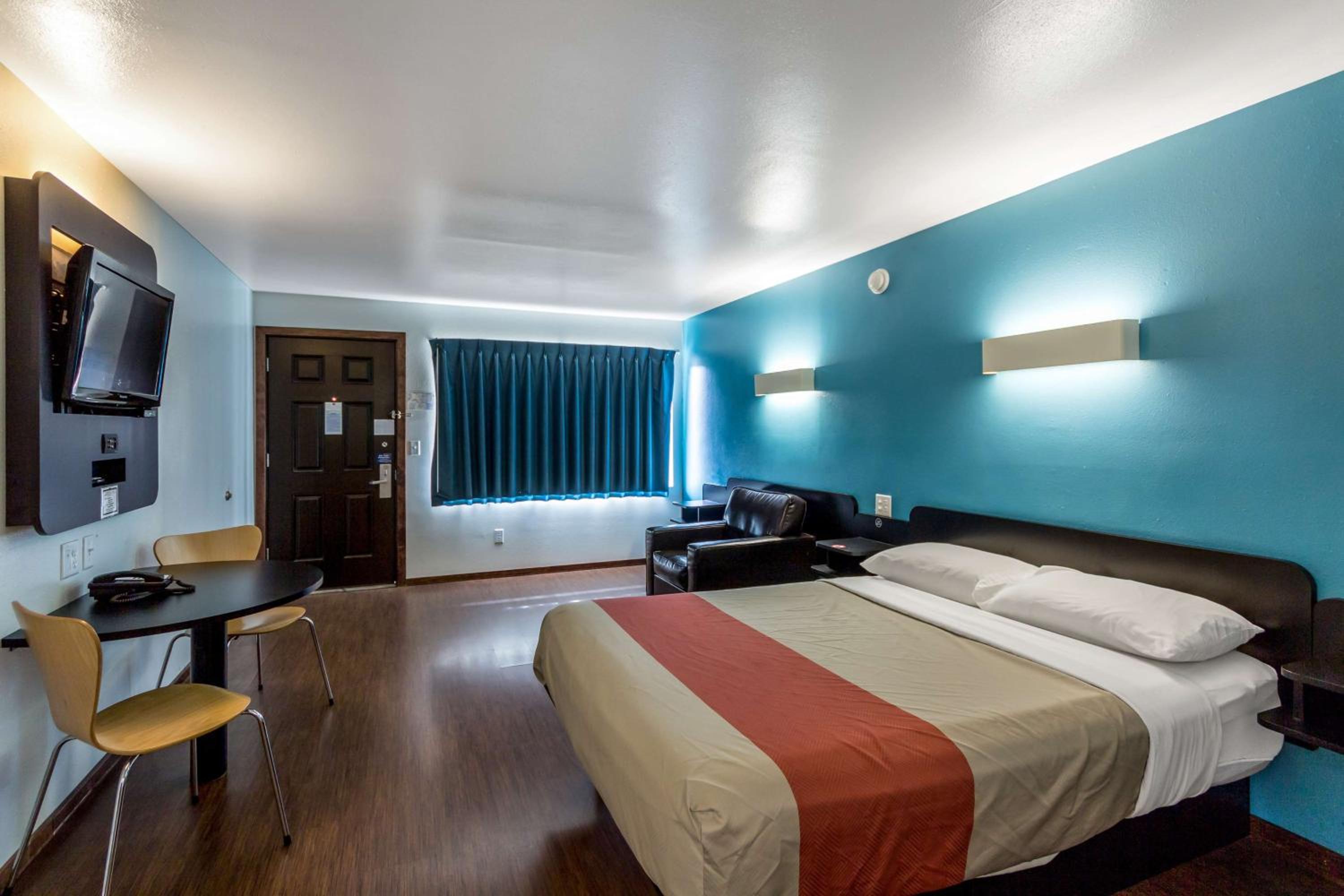 1 Queen Bed | Non-Smoking, Kitchen photo 1