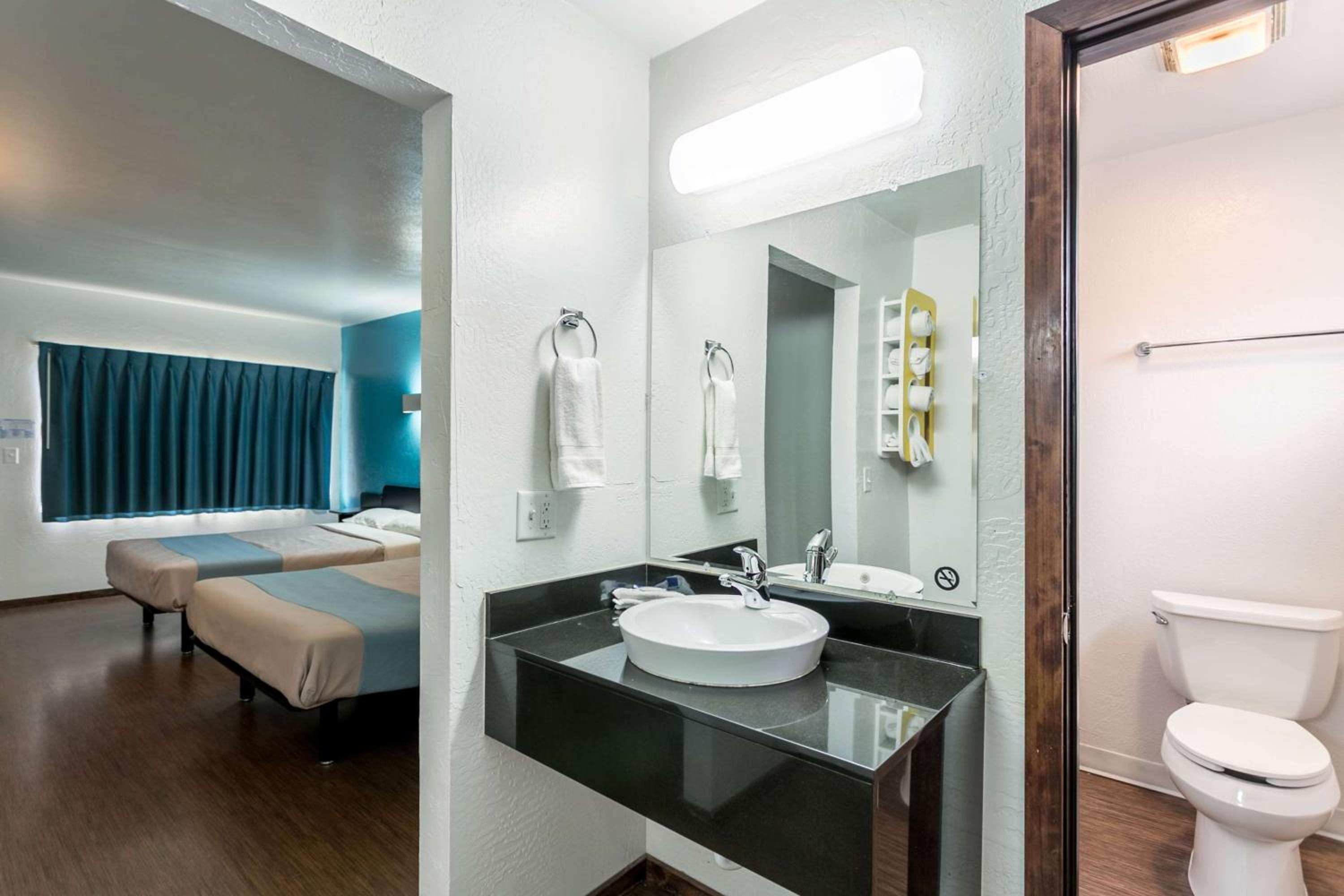 Deluxe Queen Room With Two Queen Beds - Non-Smoking photo 2