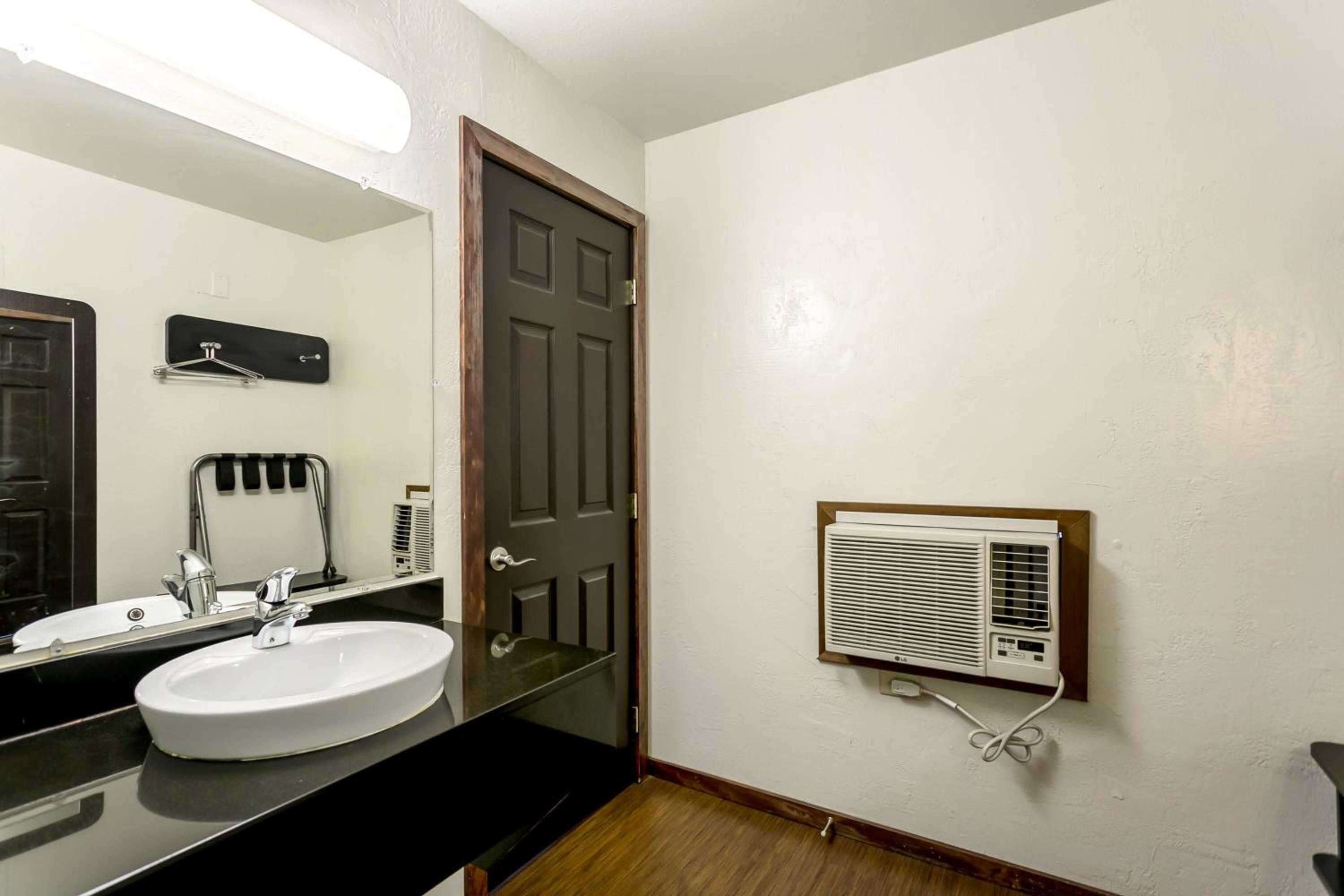 1 King Bed | Non-Smoking, Kitchen photo 3