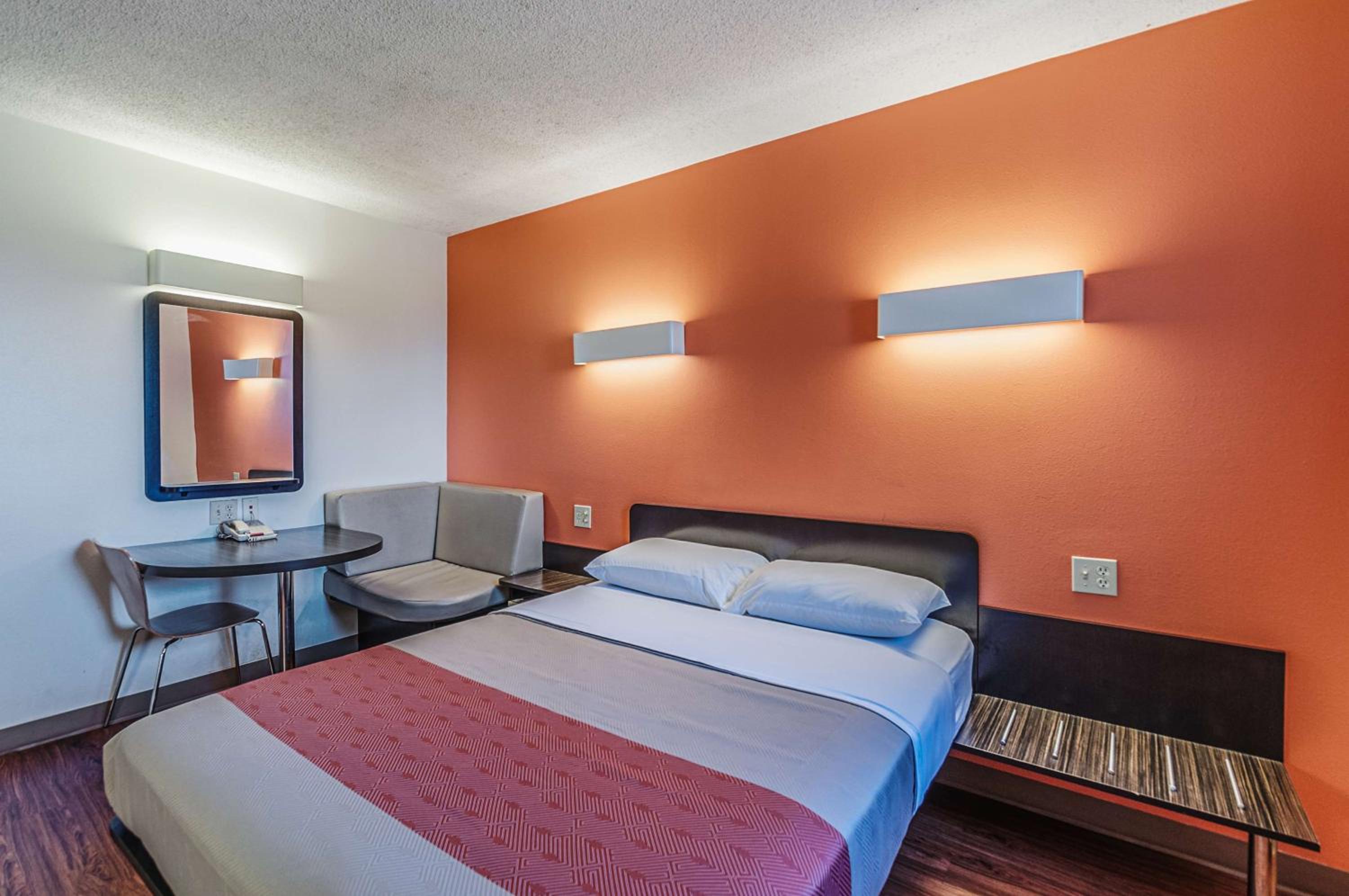 King Room - Non-Smoking photo 2
