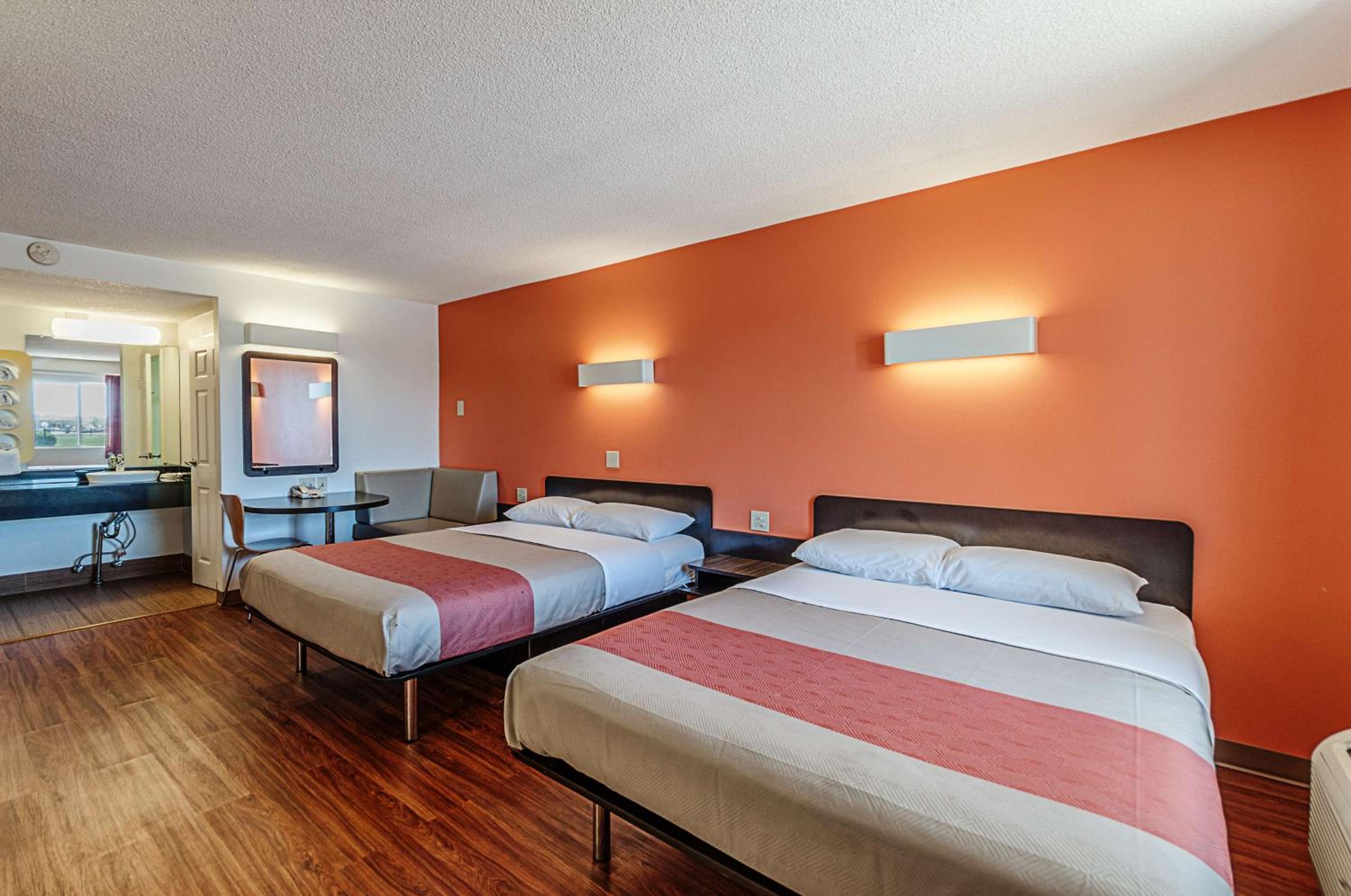 Queen Room with Two Queen Beds - Non-Smoking photo 1