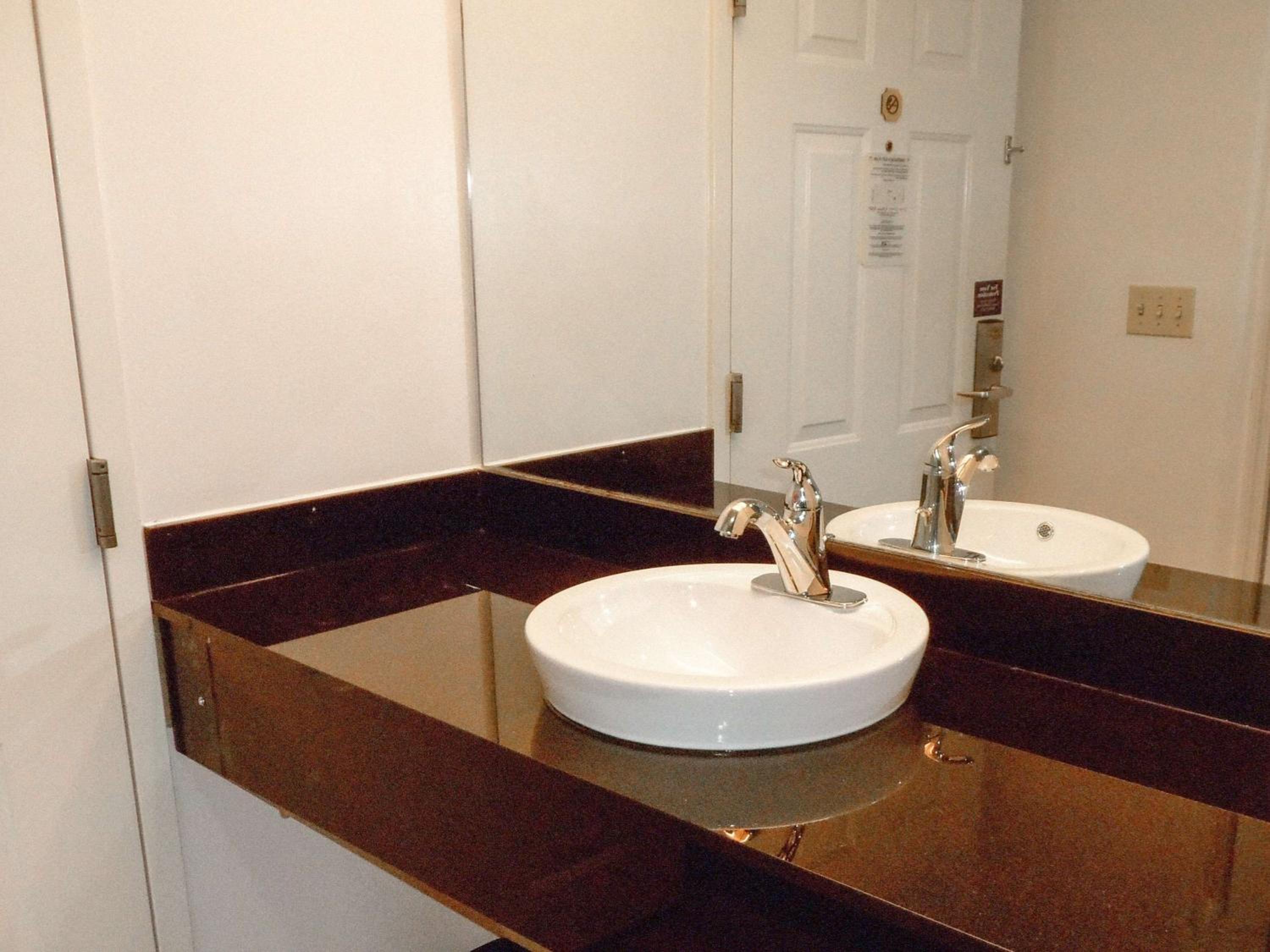 Quadruple Room - Disability Access - Smoking - Photo 5
