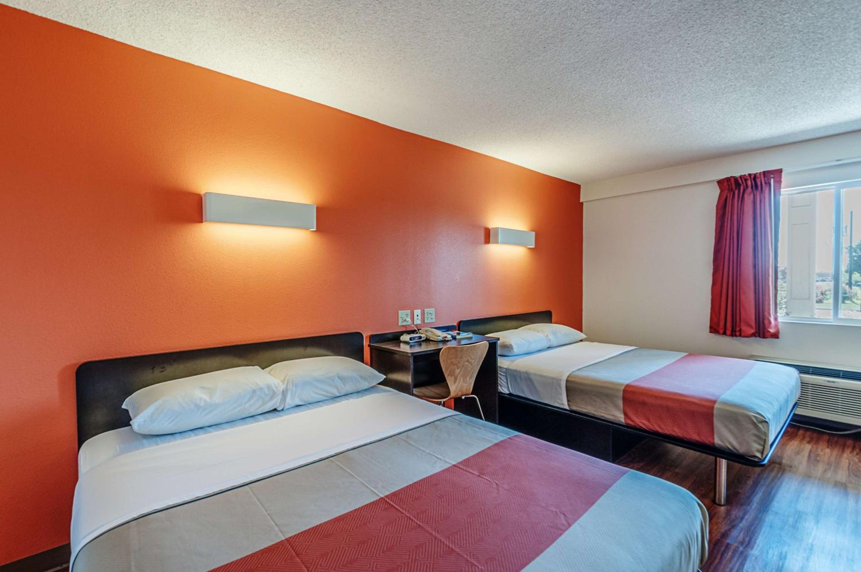 Queen Room with Two Queen Beds - Non-Smoking photo 3