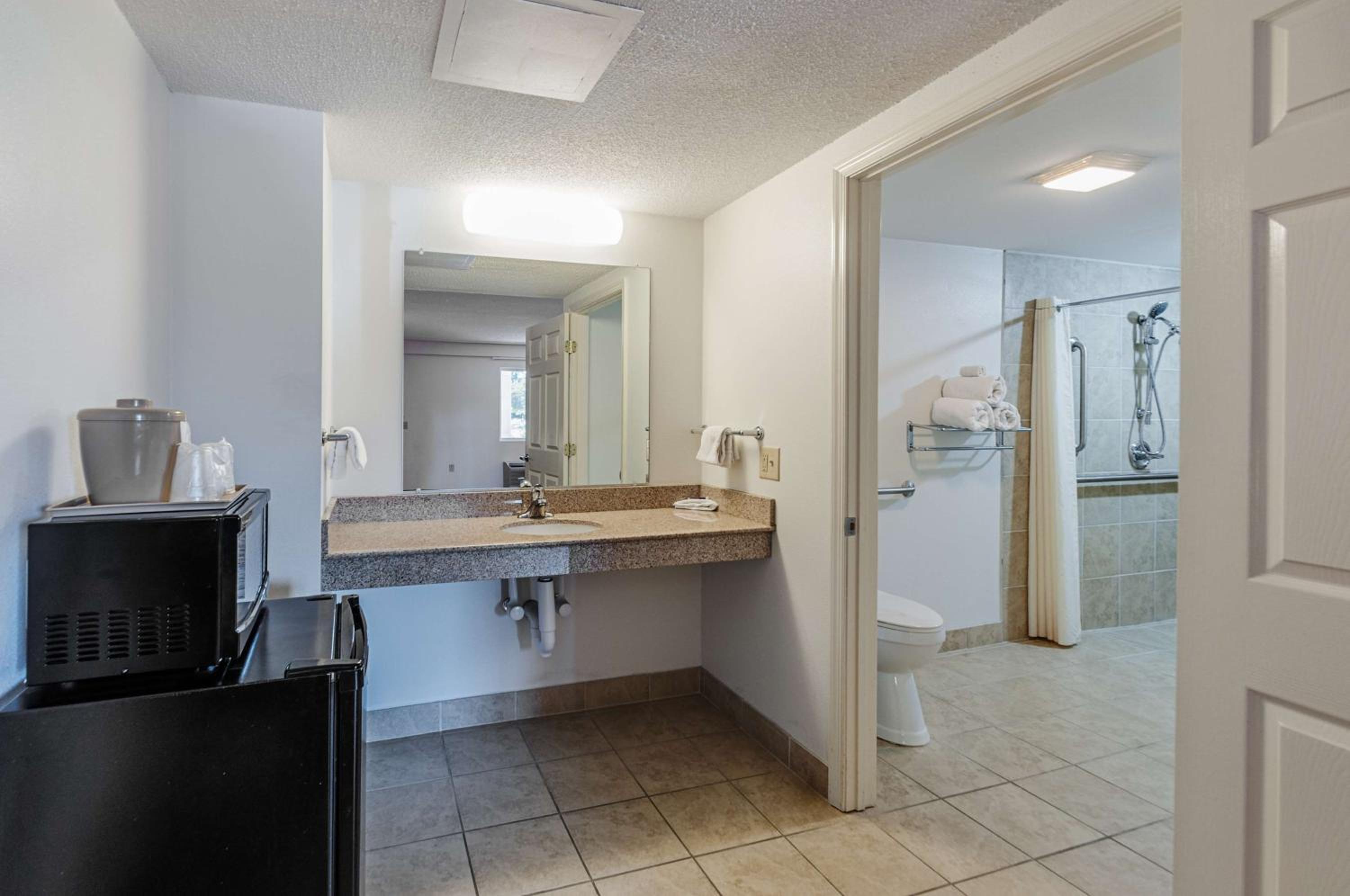 King Room - Disability Access - Non-Smoking photo 3