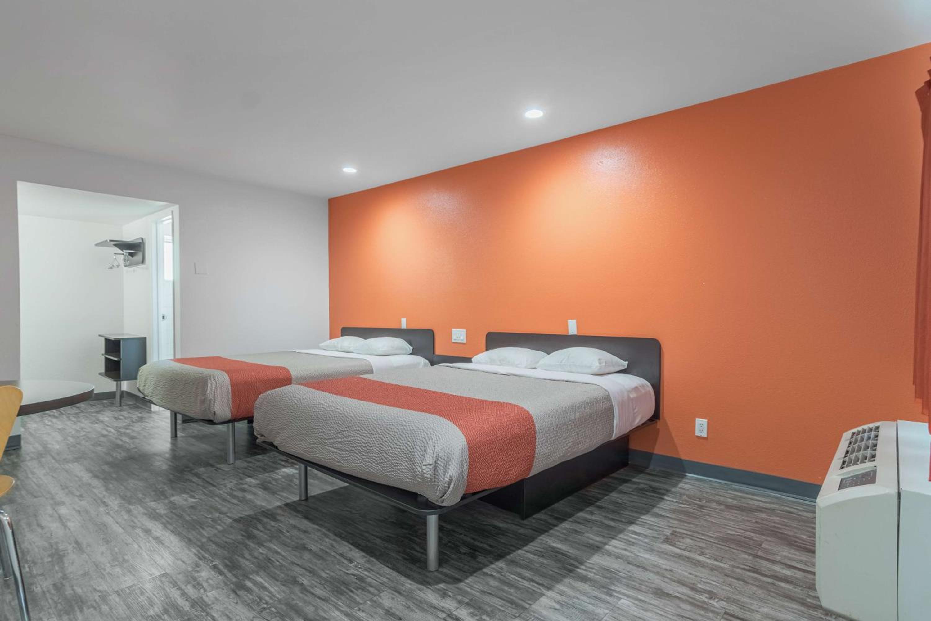 Queen Room with Two Queen Beds - Non-Smoking - Photo 1