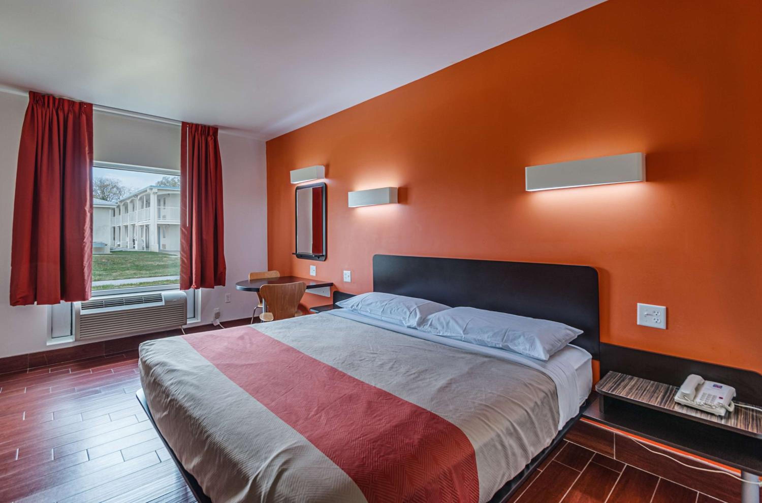 1 King Bed | Non-Smoking, Micfridge - Photo 6