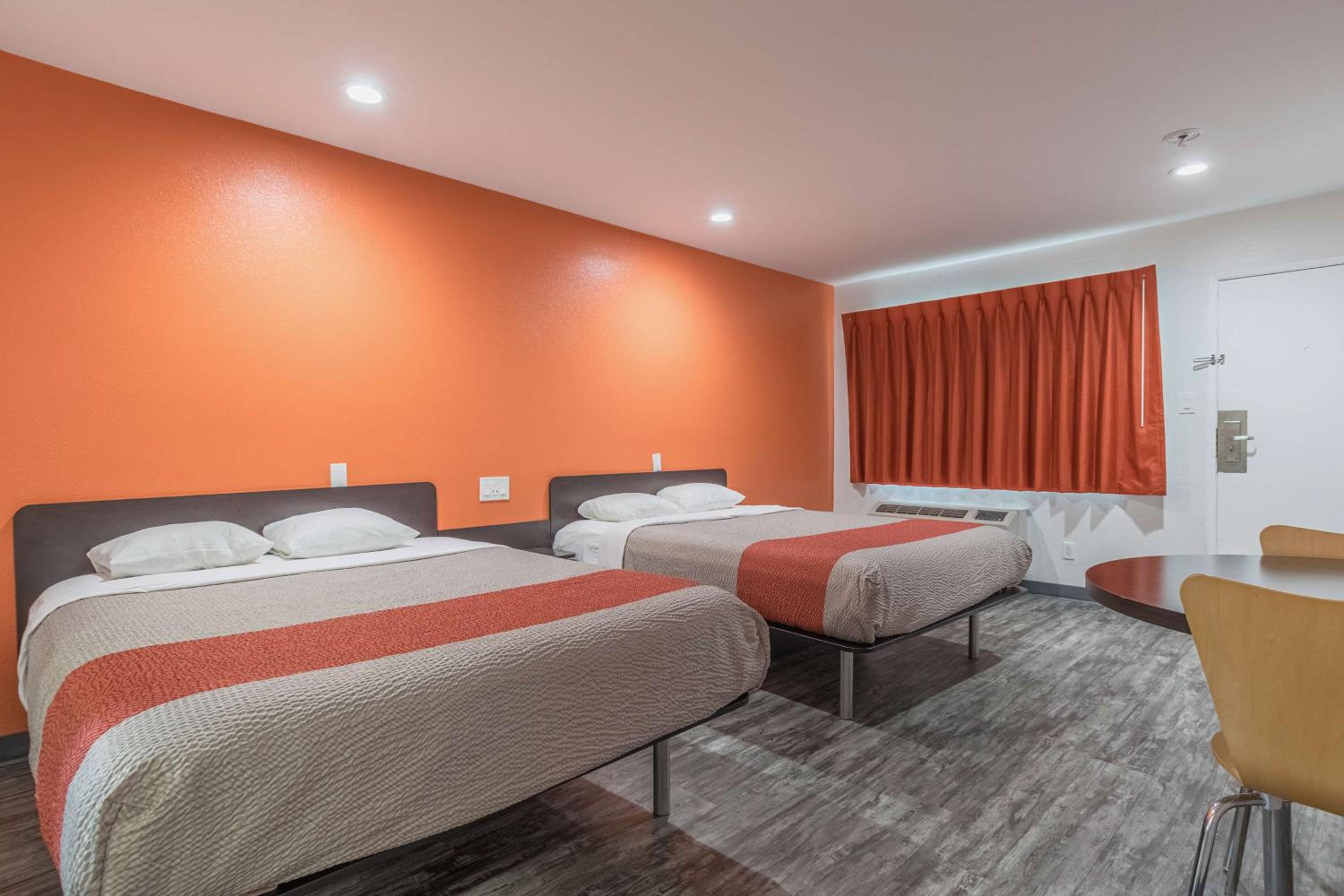Queen Room with Two Queen Beds - Non-Smoking - Photo 4