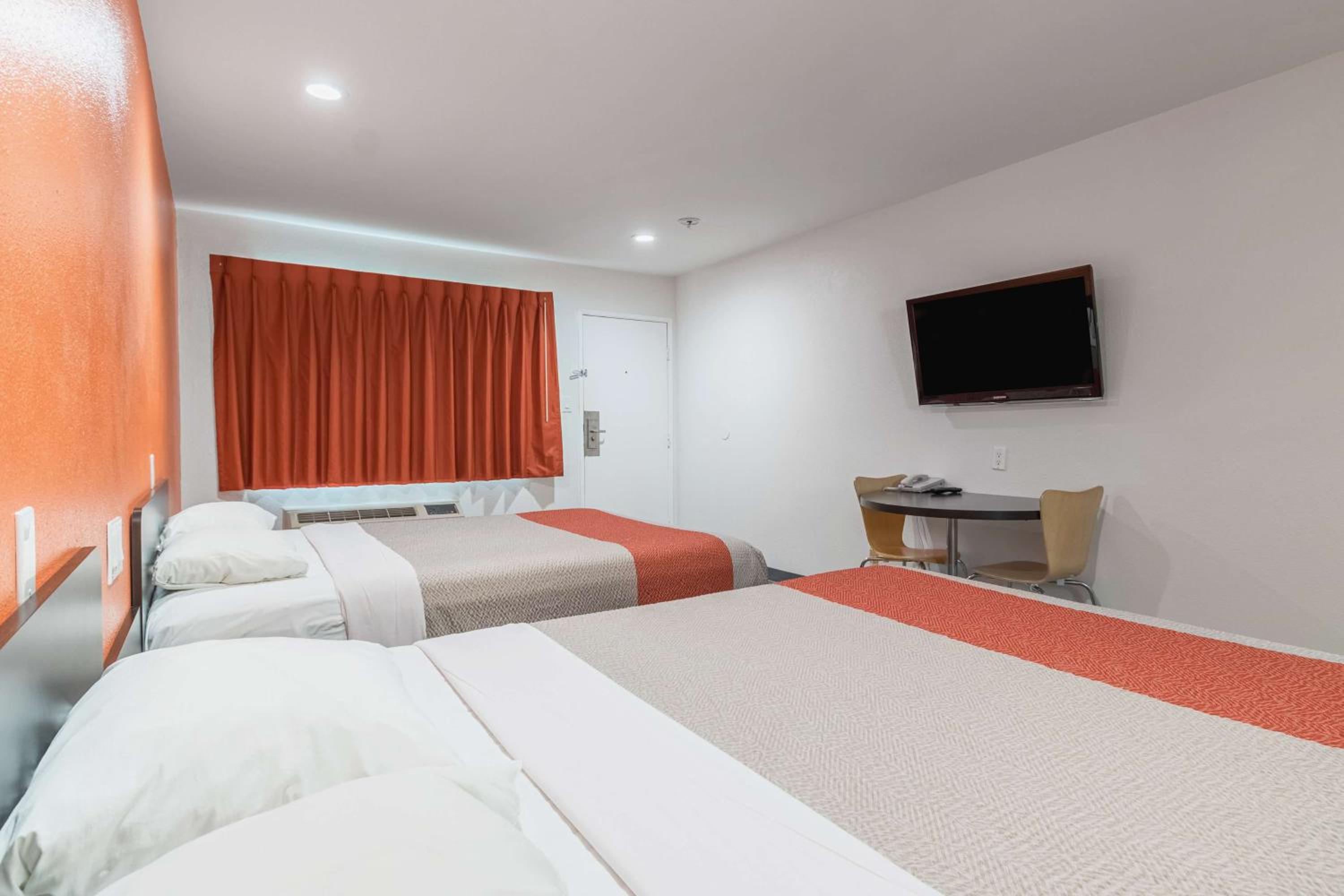 Queen Room with Two Queen Beds - Non-Smoking - Photo 3
