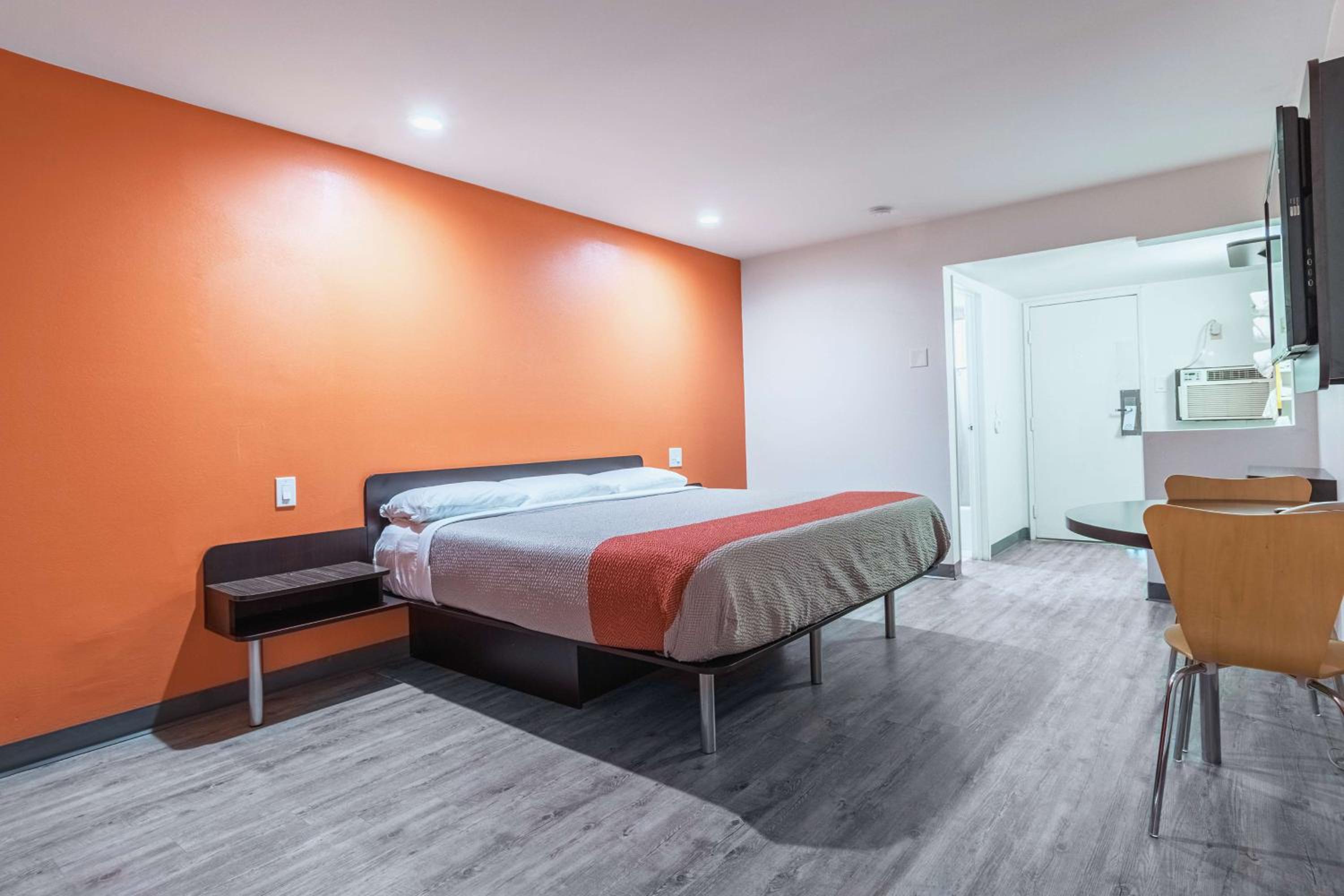 King Room - Non-Smoking - Photo 6