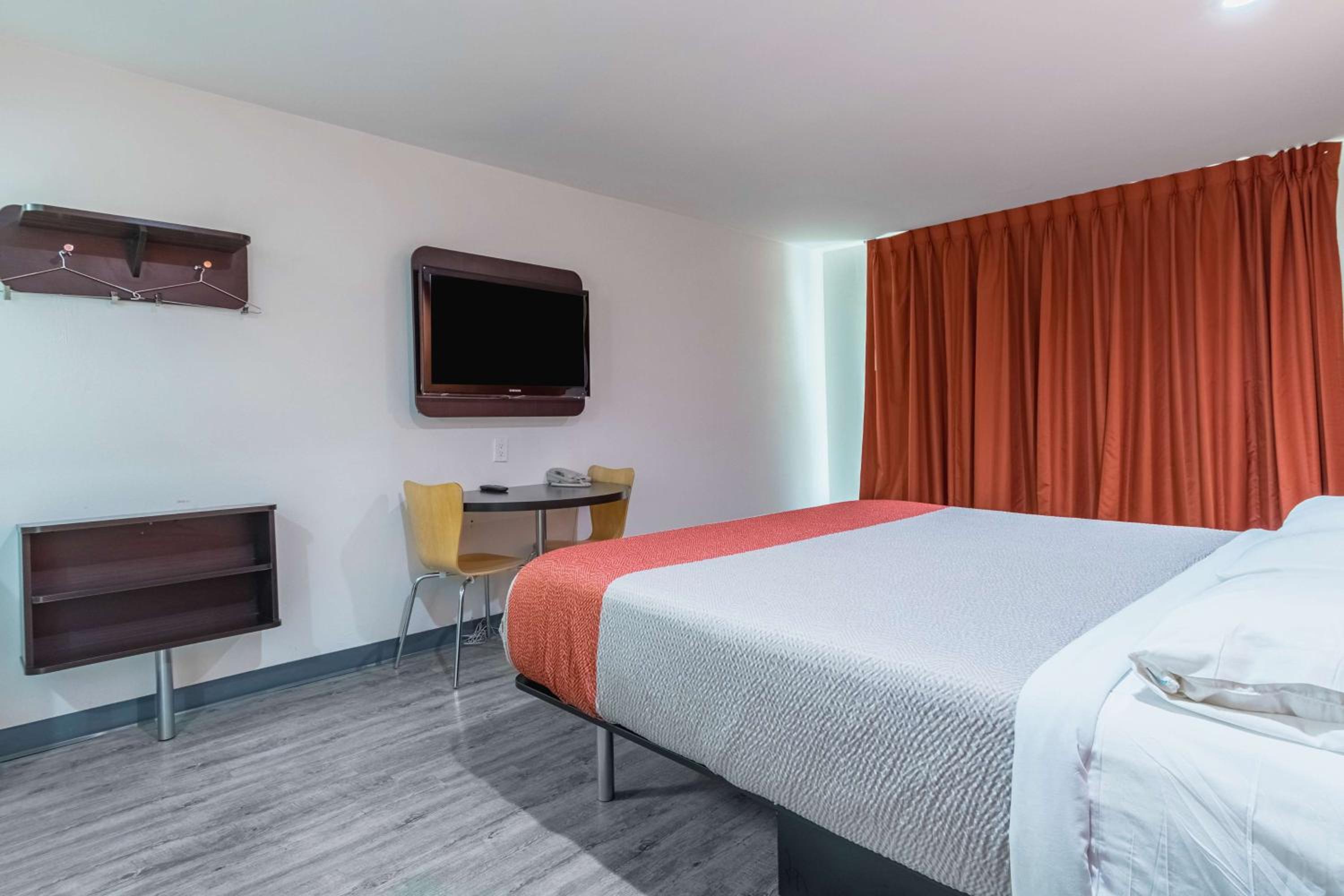 King Room - Non-Smoking - Photo 1