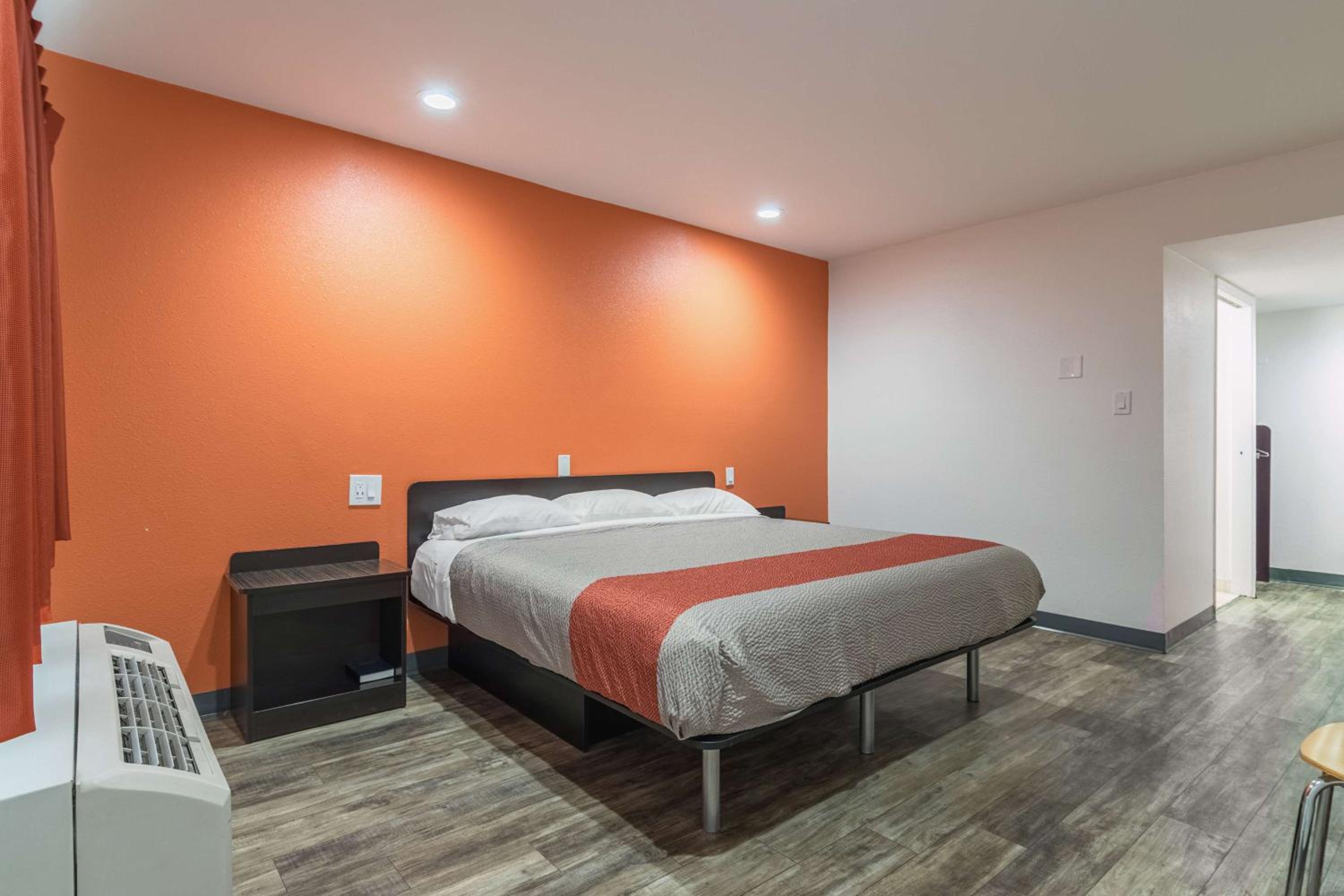King Room - Non-Smoking - Photo 10