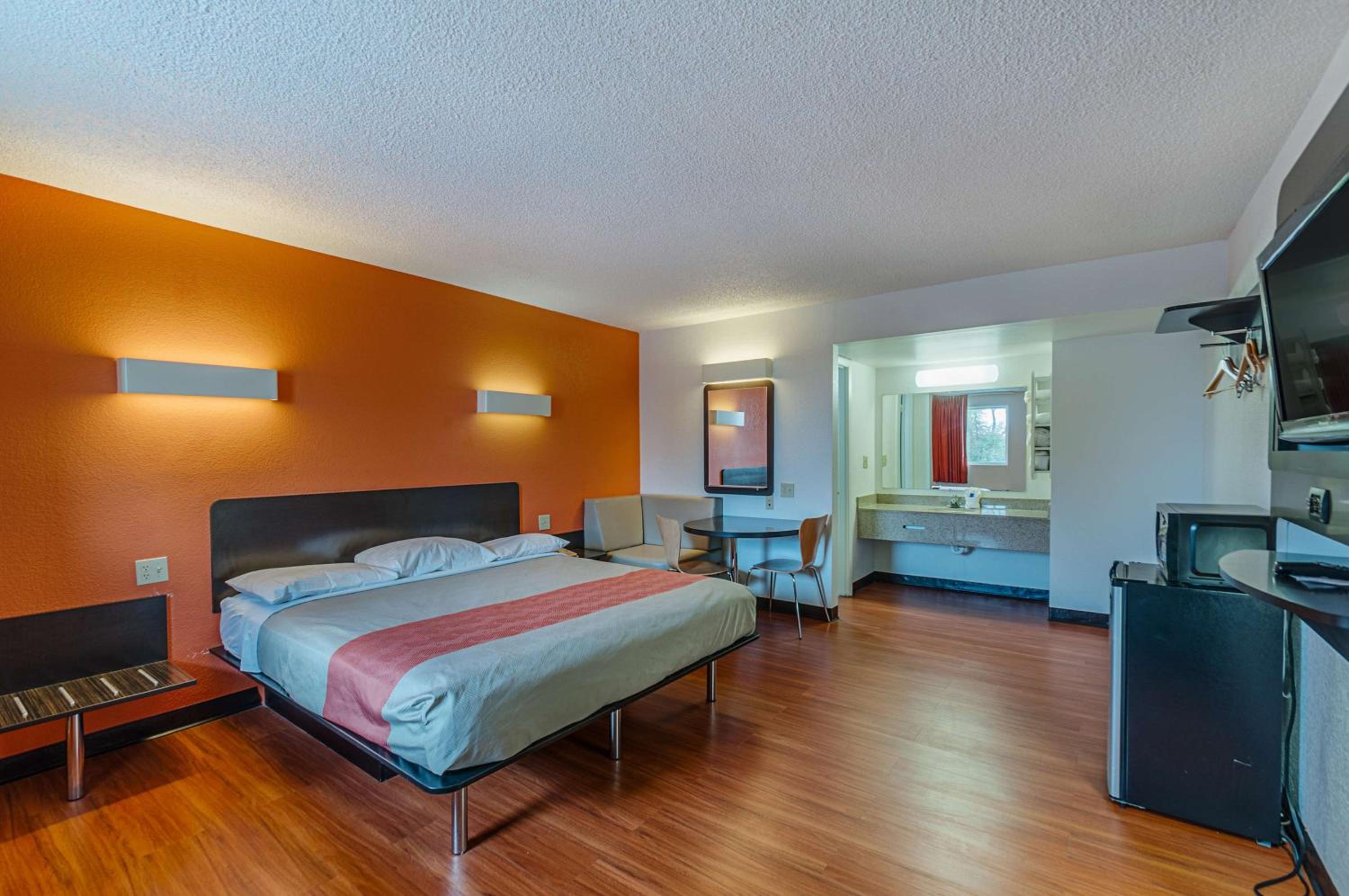 1 King Bed | Non-Smoking, Micfridge - Photo 1
