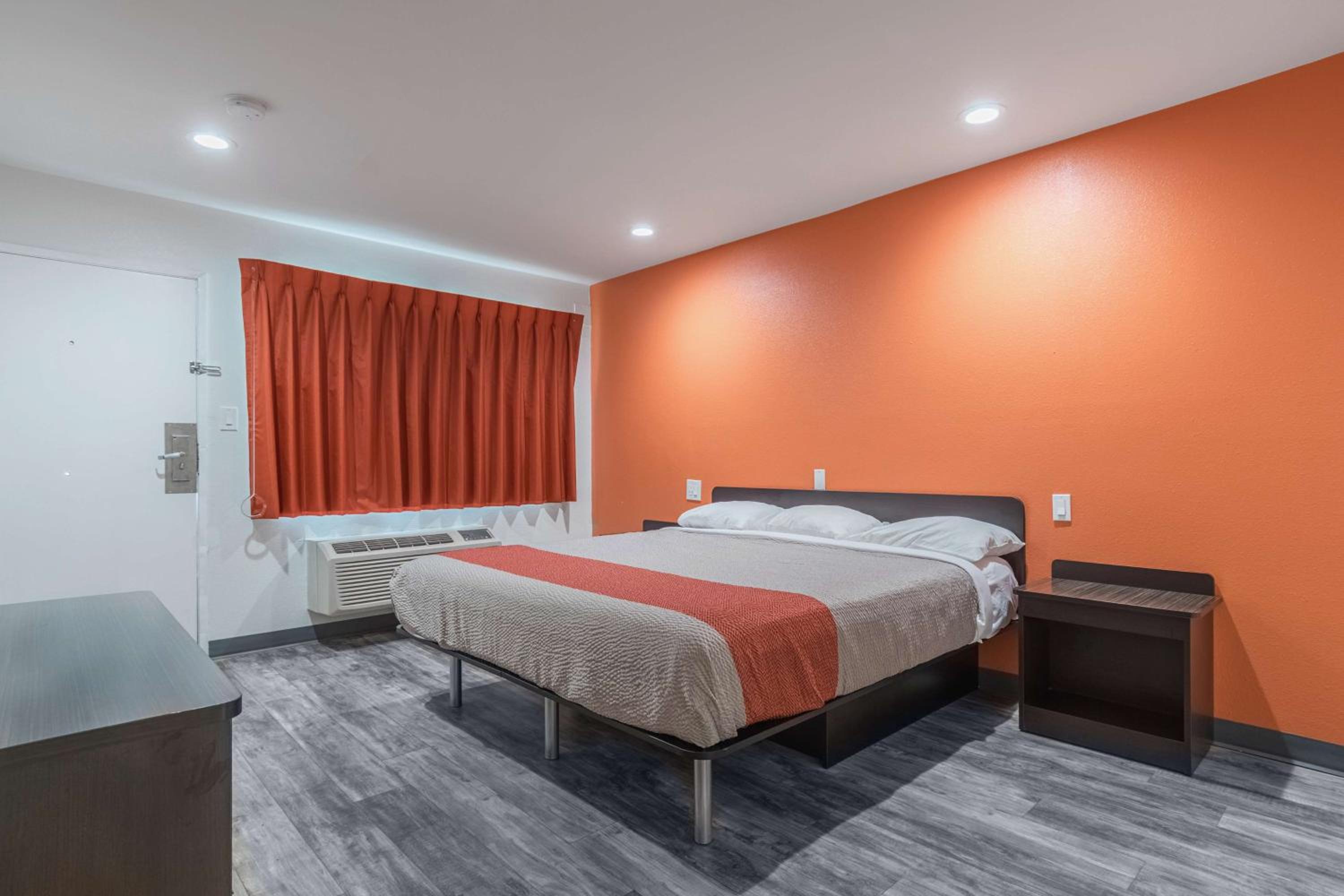 King Room - Non-Smoking - Photo 8