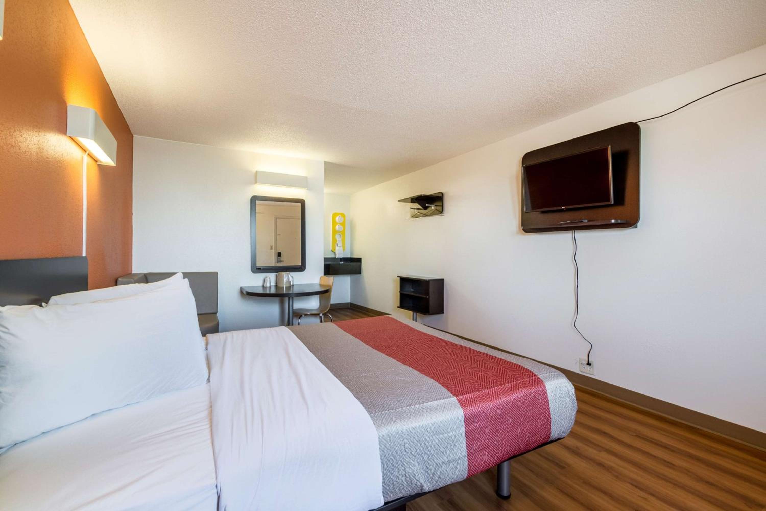 Deluxe Queen Room - Non-Smoking photo 3
