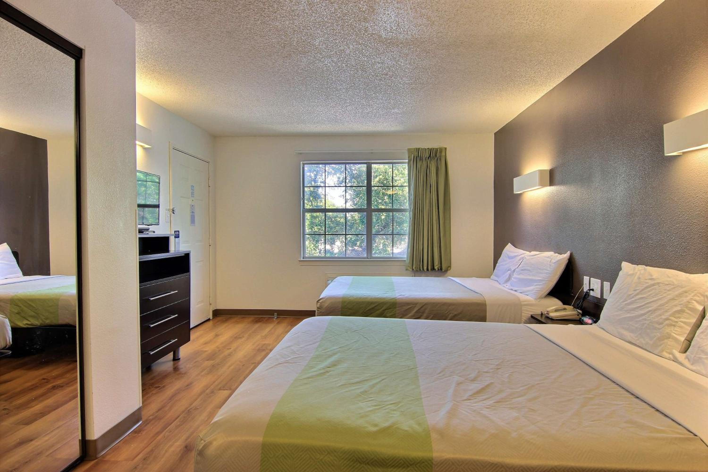 Quadruple Room - Non-Smoking - Photo 3