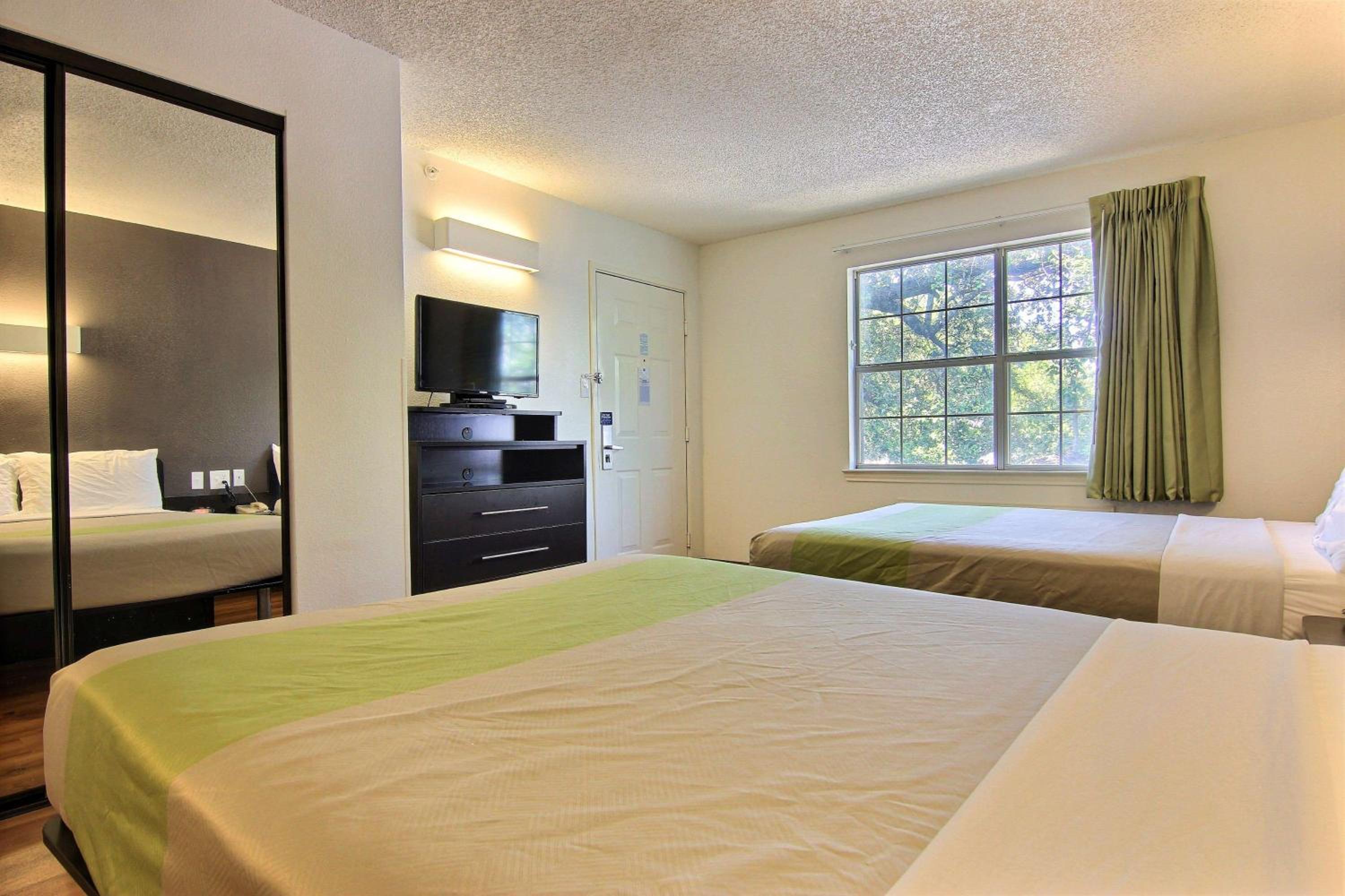 Quadruple Room - Non-Smoking - Photo 9