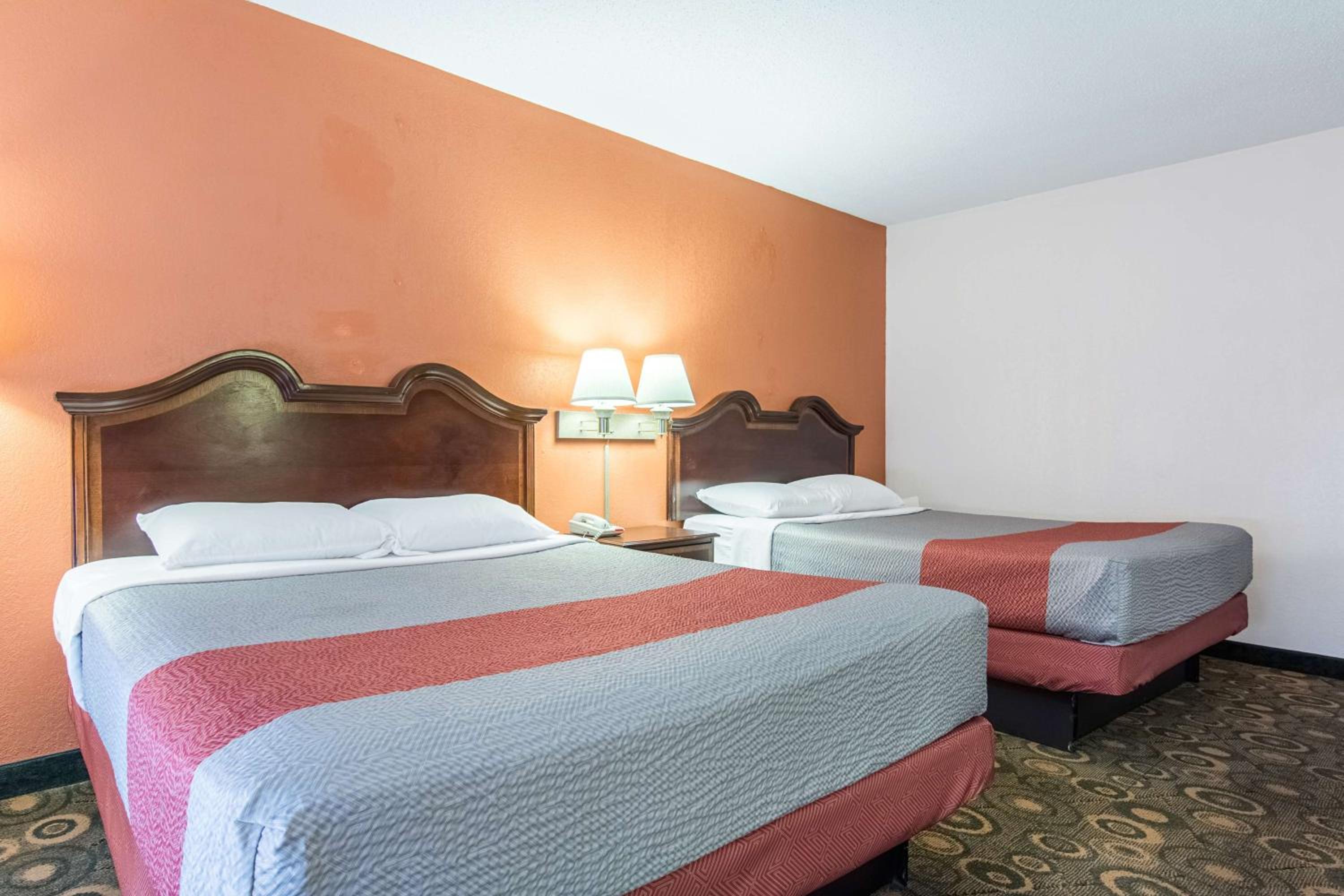 Deluxe Queen Room with Two Queen Beds - Smoking - Photo 4