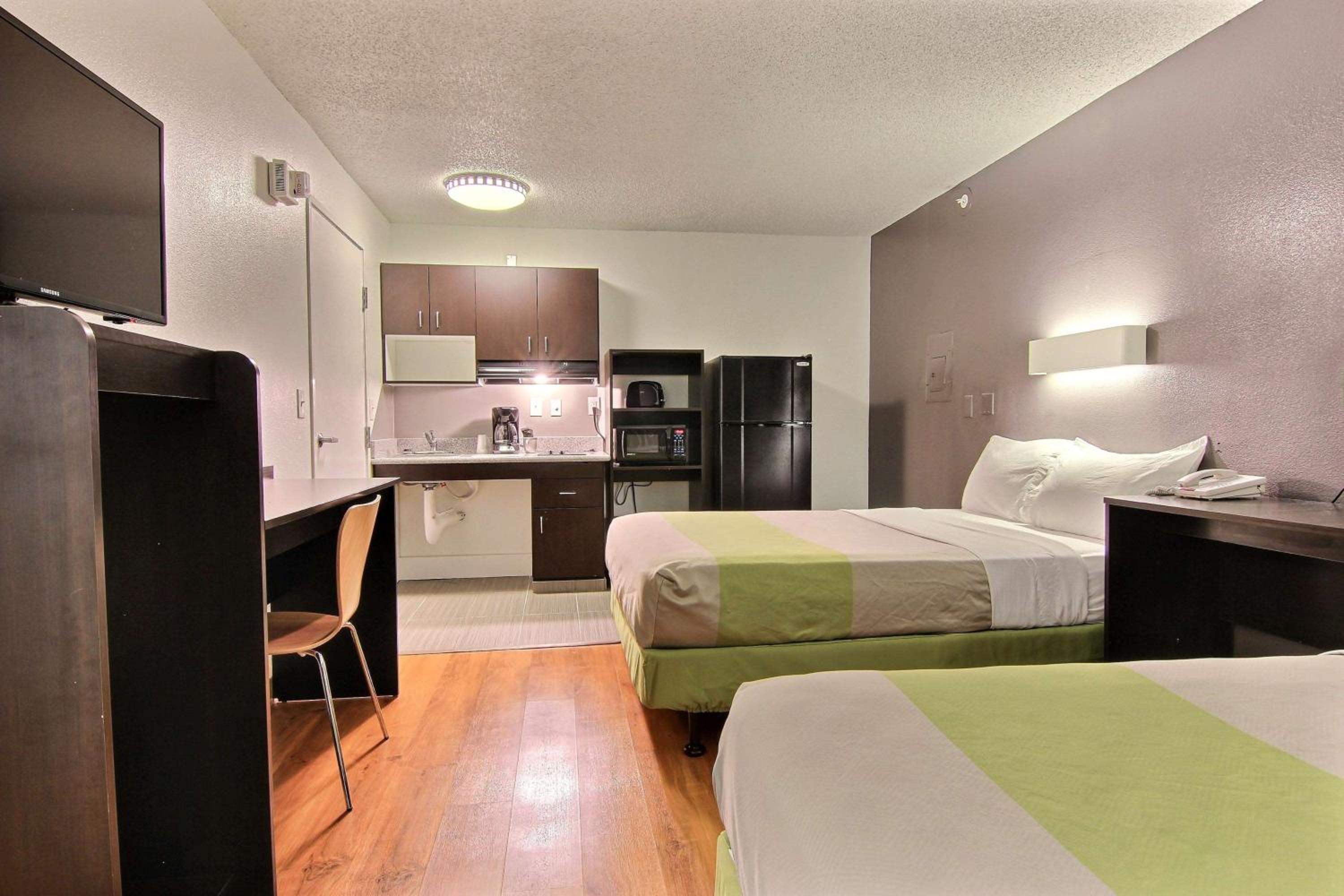Quadruple Room - Non-Smoking - Photo 5