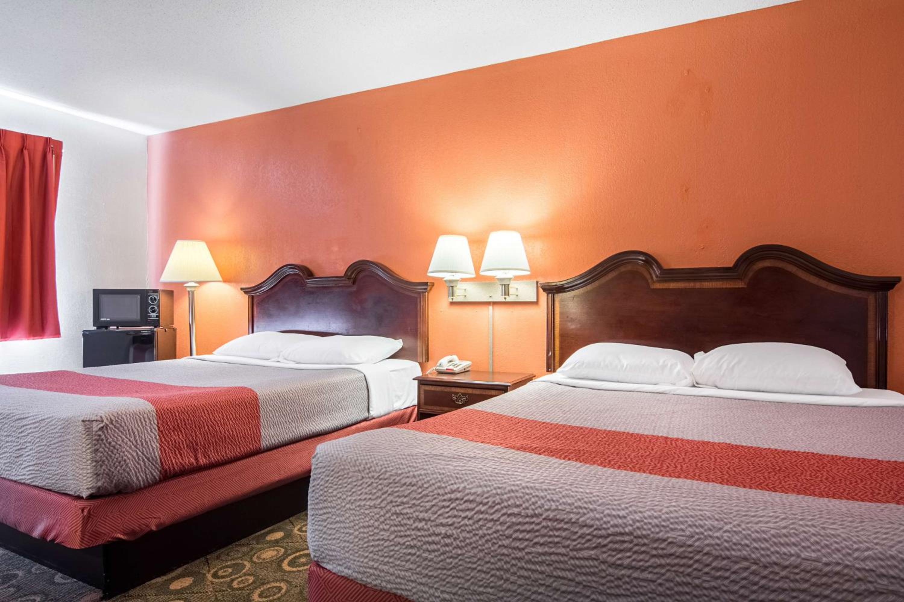 Deluxe Queen Room with Two Queen Beds - Smoking - Photo 3