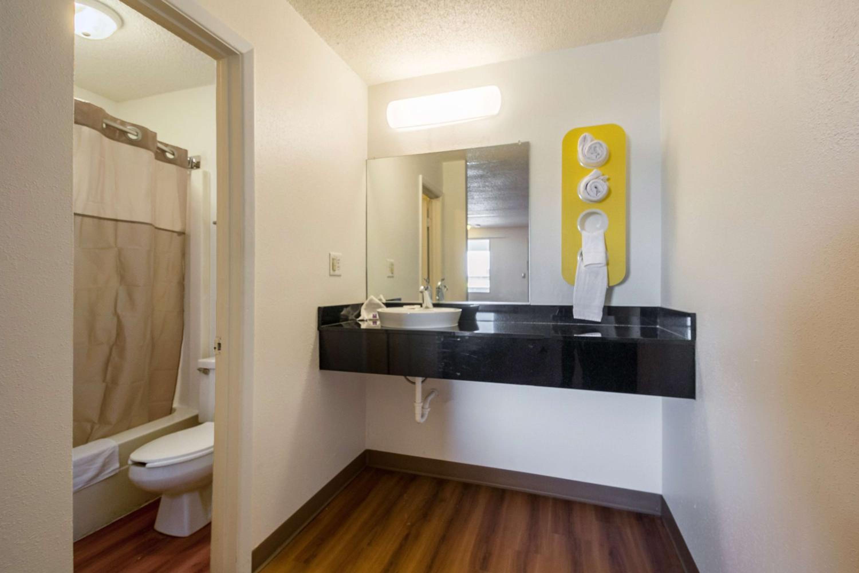 Deluxe Queen Room - Non-Smoking photo 2