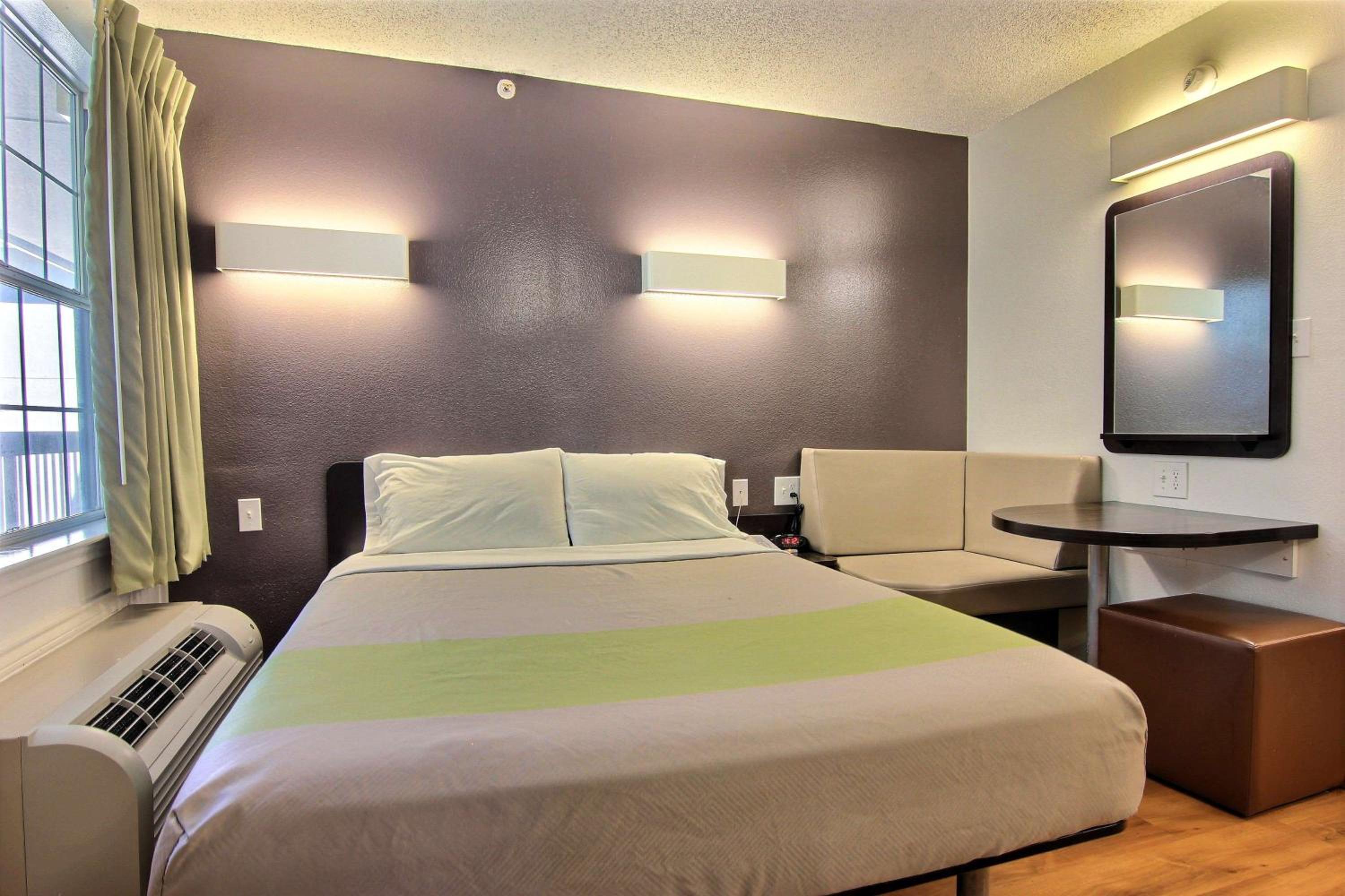 Queen Room - Non-Smoking - Photo 1