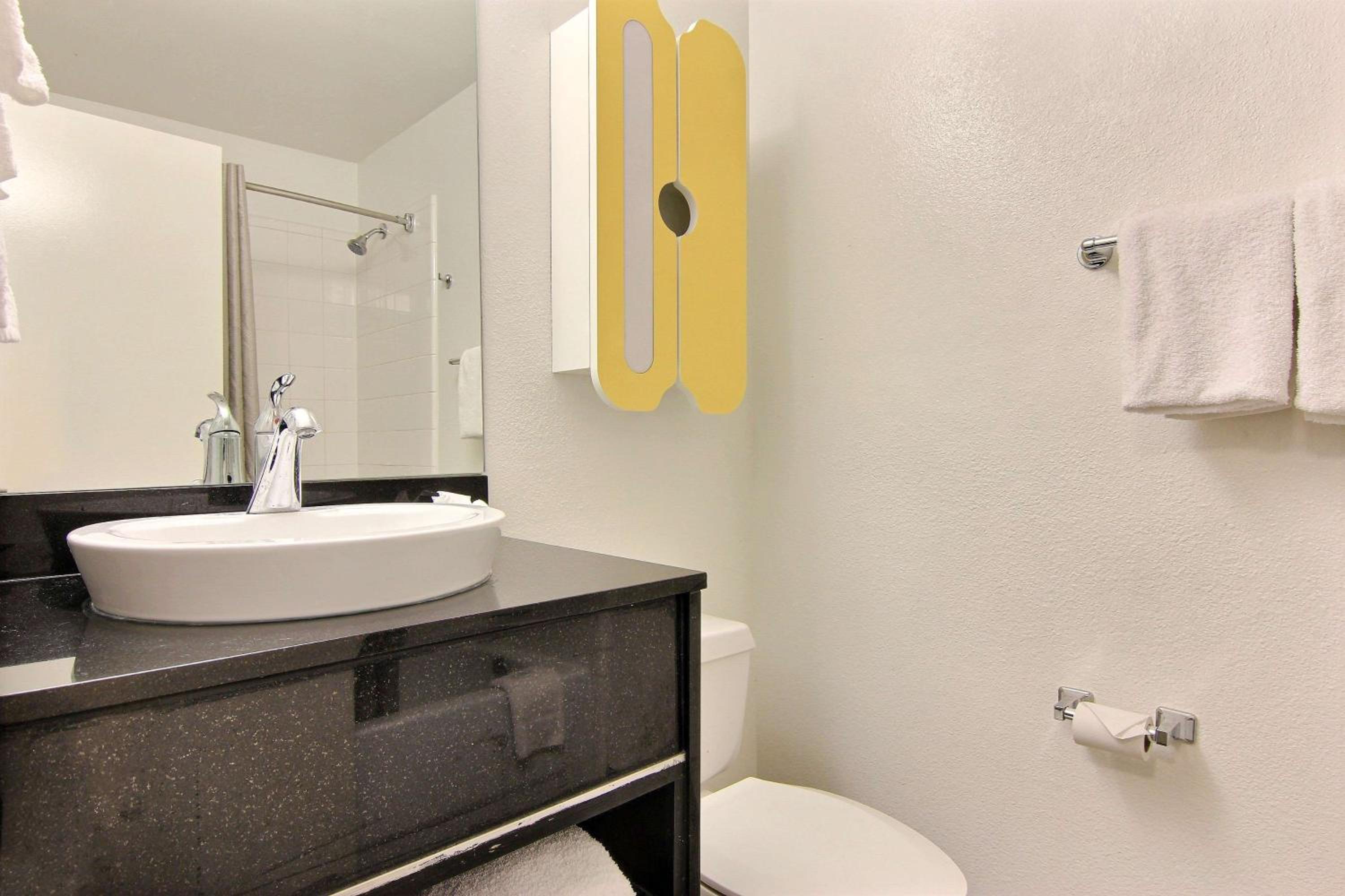 Queen Room - Non-Smoking - Photo 4