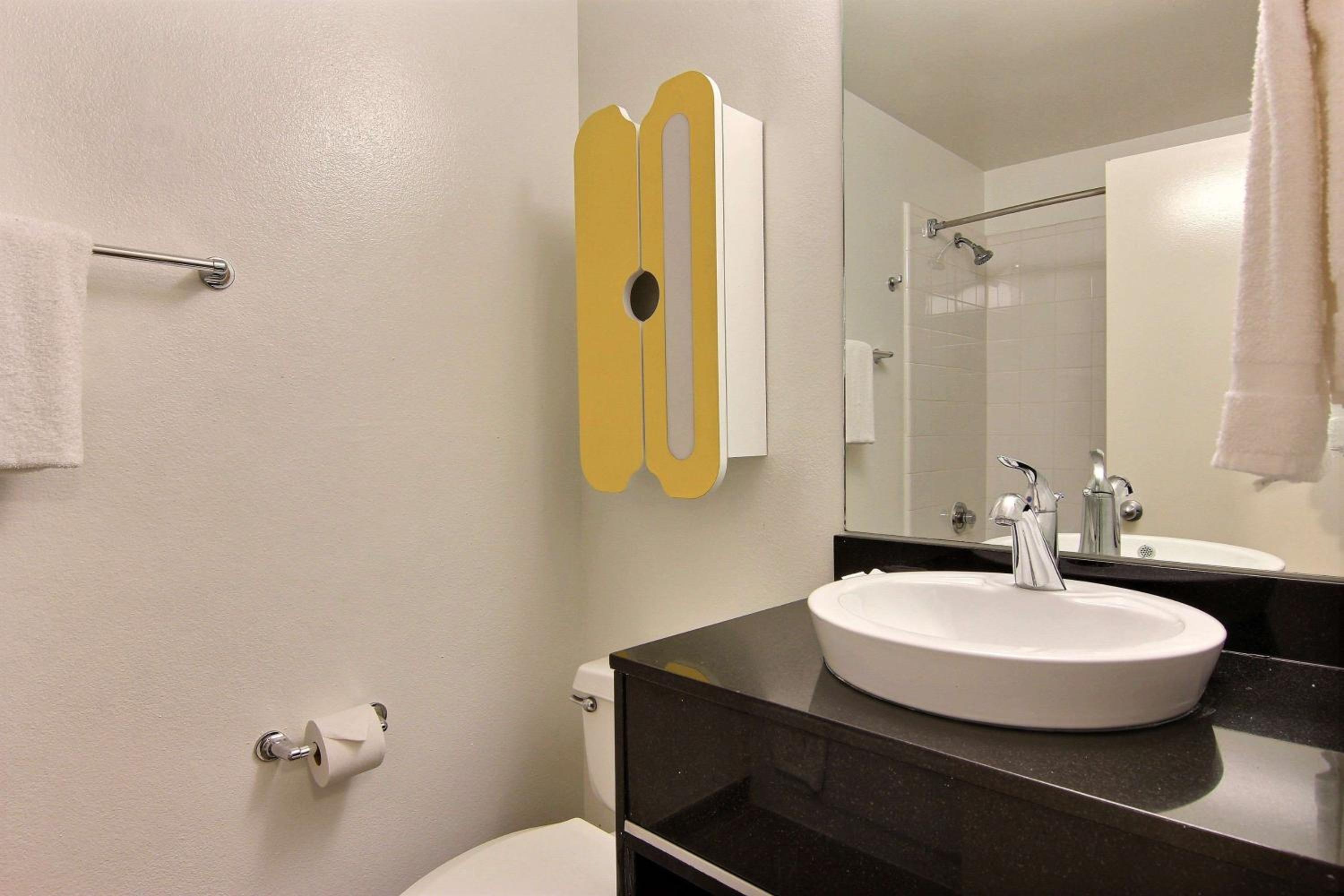 Queen Room - Non-Smoking - Photo 2