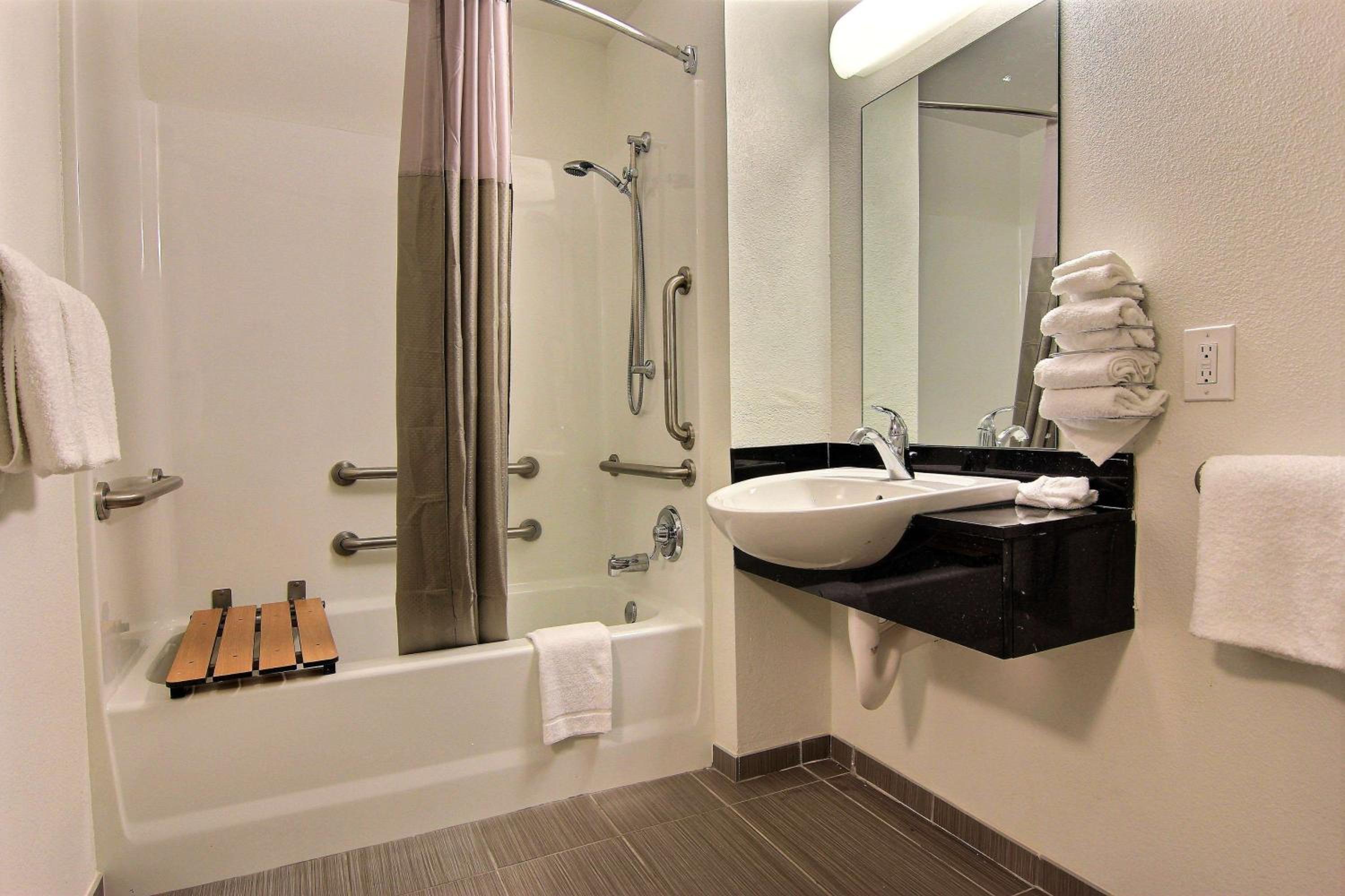 Queen Room - Disability Access - Non-Smoking