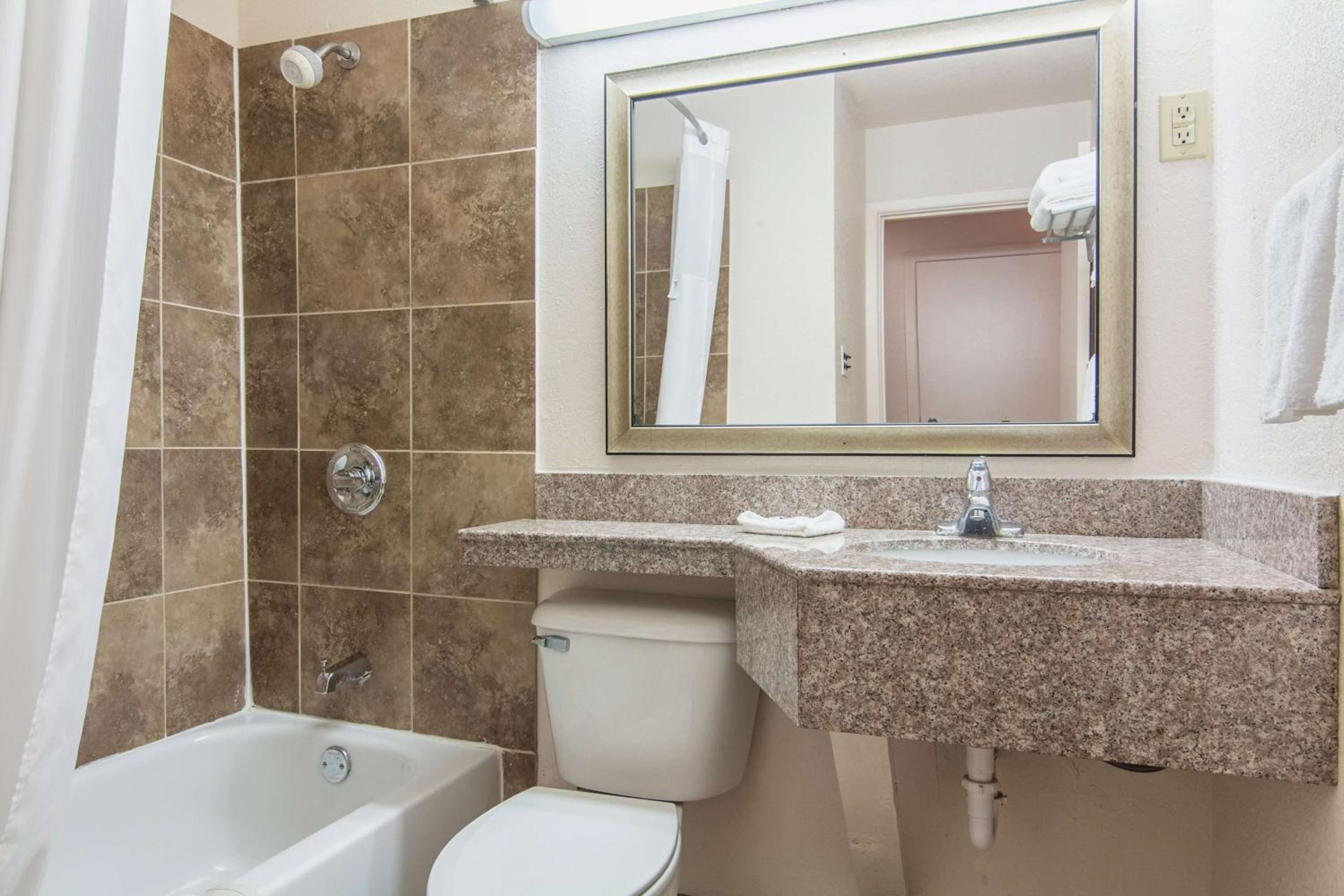 Deluxe King Room - Photo 5