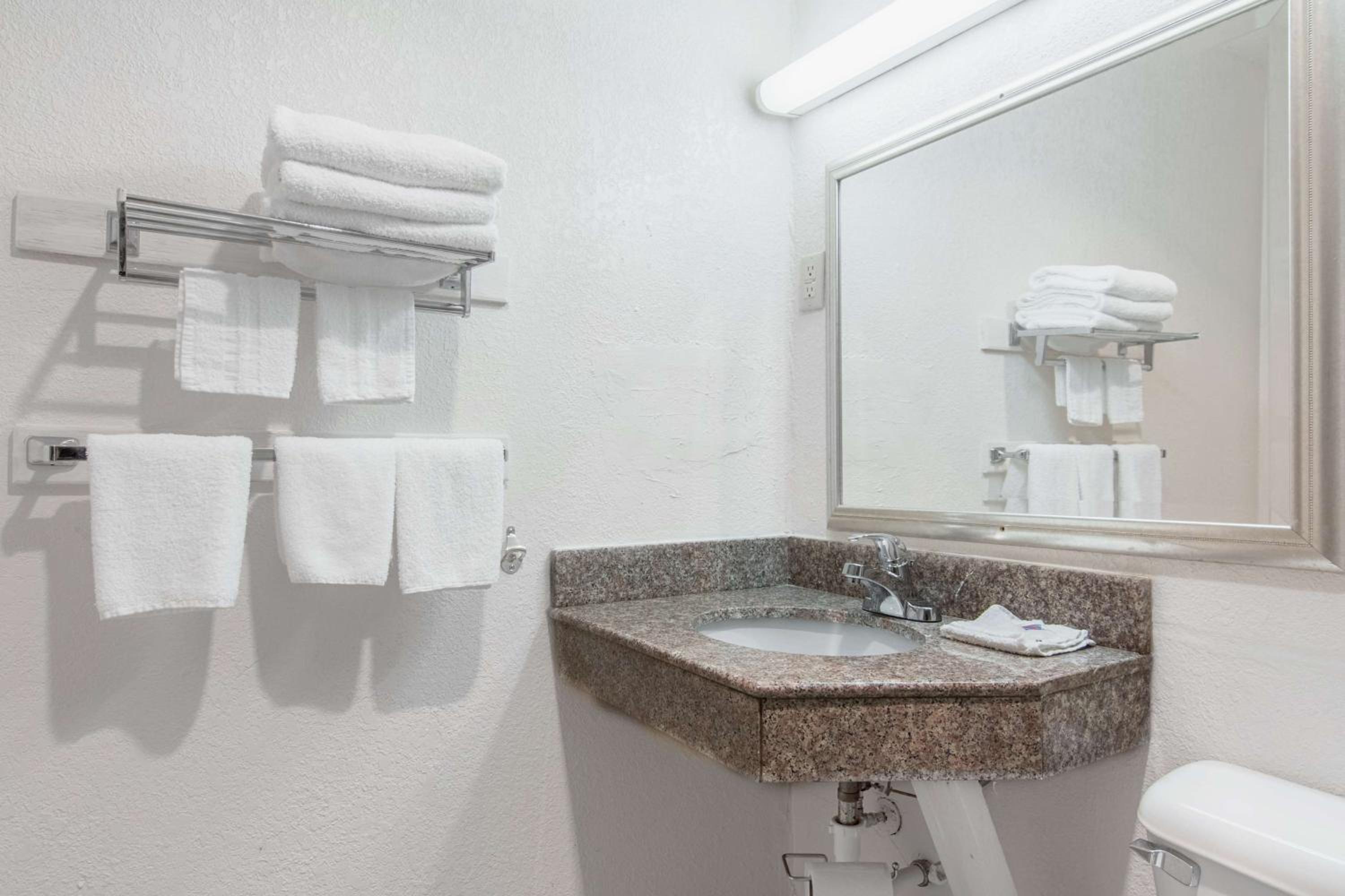 Deluxe King Room - Photo 4