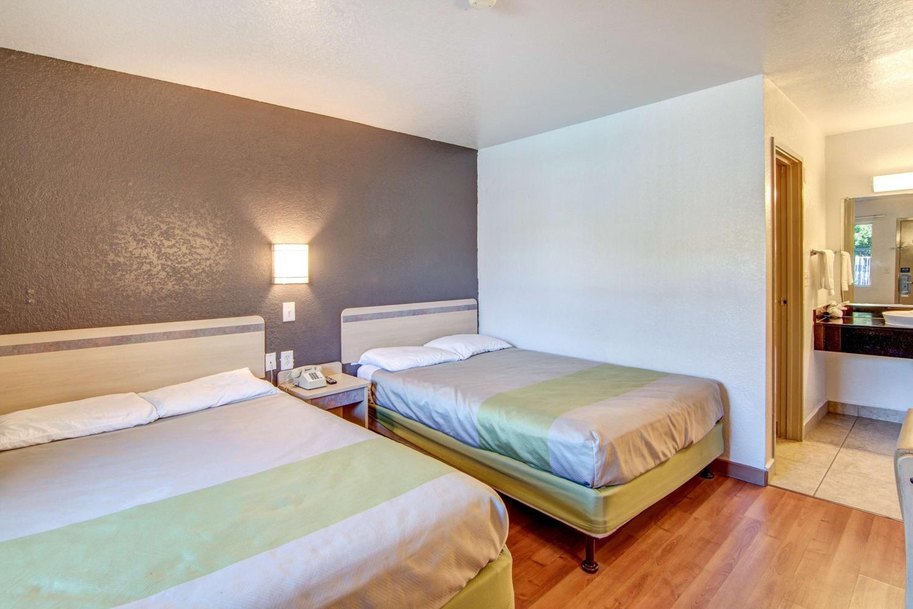 Quadruple Room - Non-Smoking - Photo 1