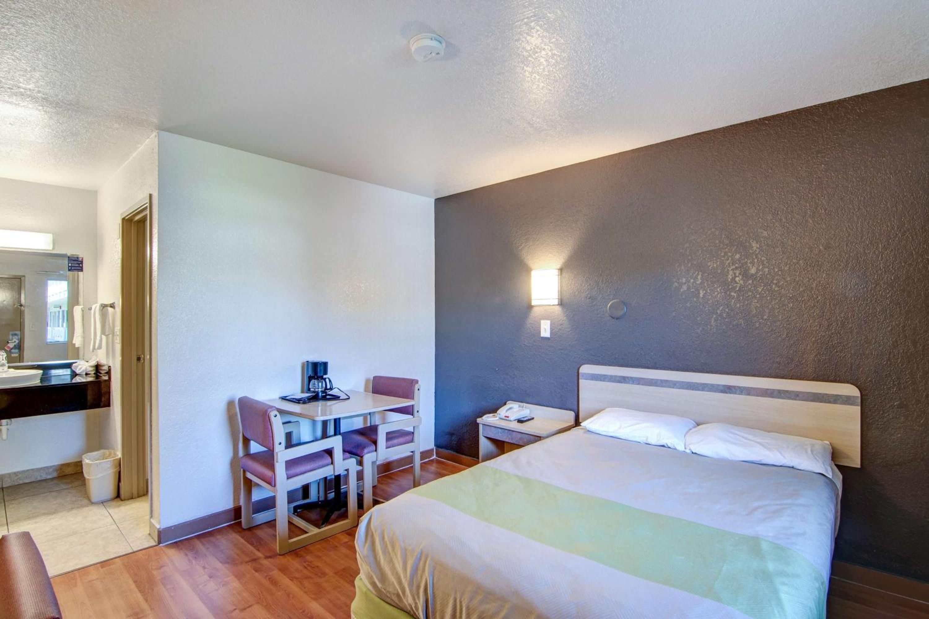 Double Room - Non-Smoking  - Photo 2