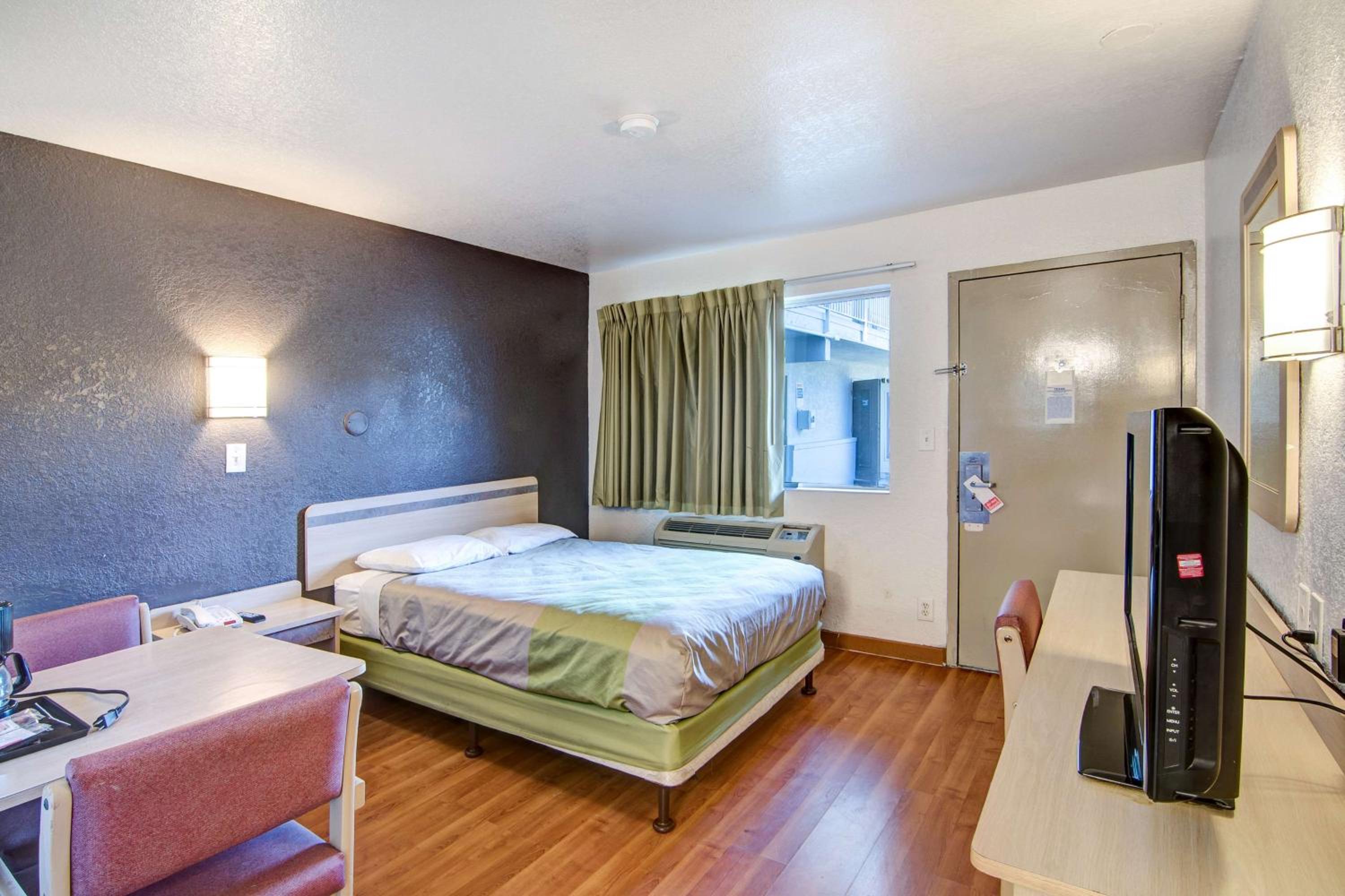 Double Room - Non-Smoking  - Photo 3