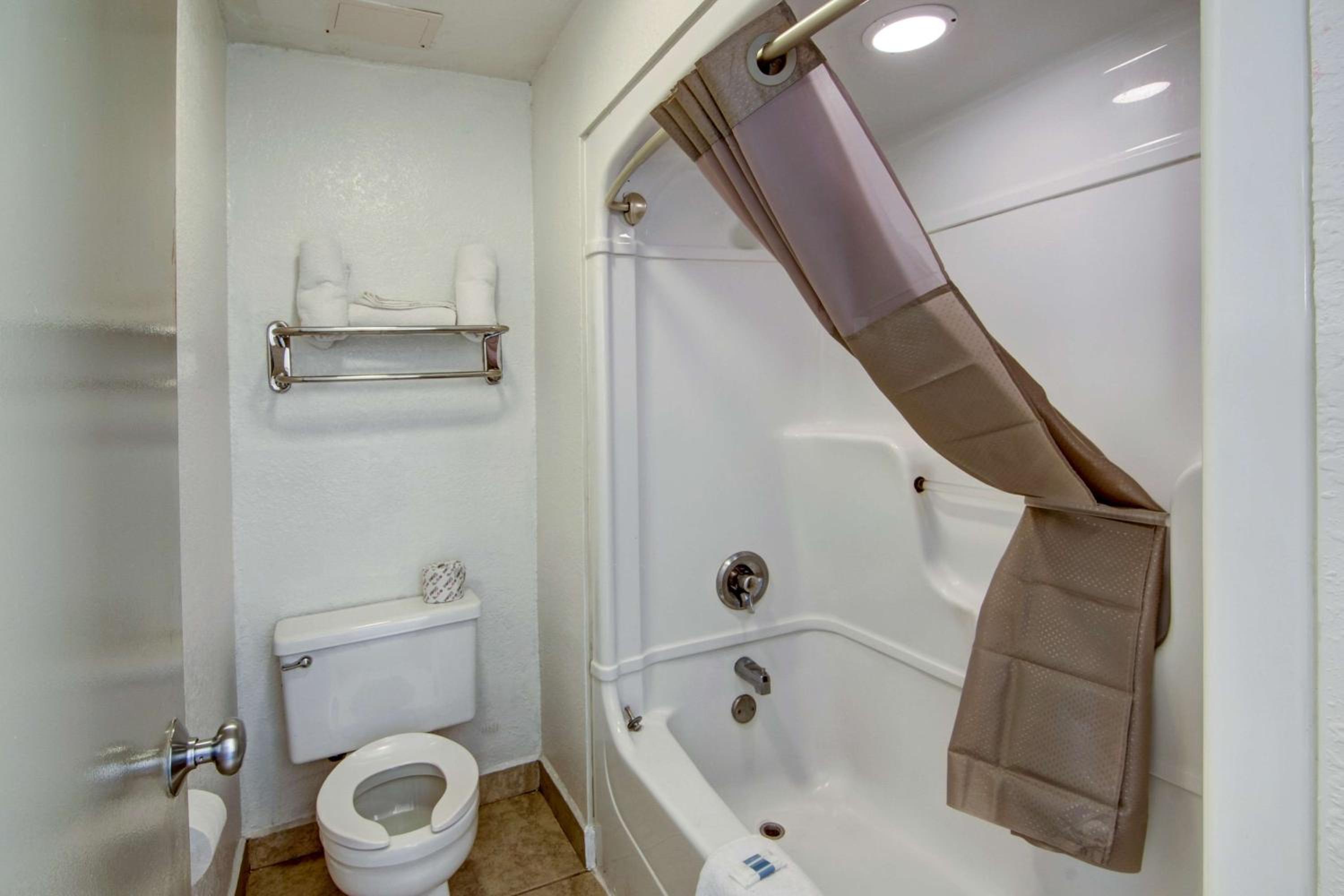 Quadruple Room - Non-Smoking - Photo 3