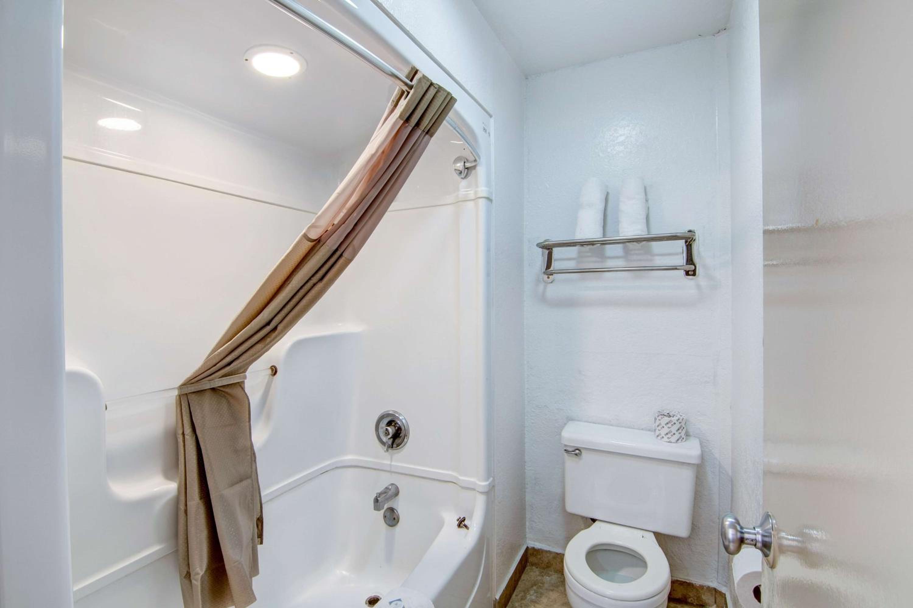 Quadruple Room - Non-Smoking - Photo 5