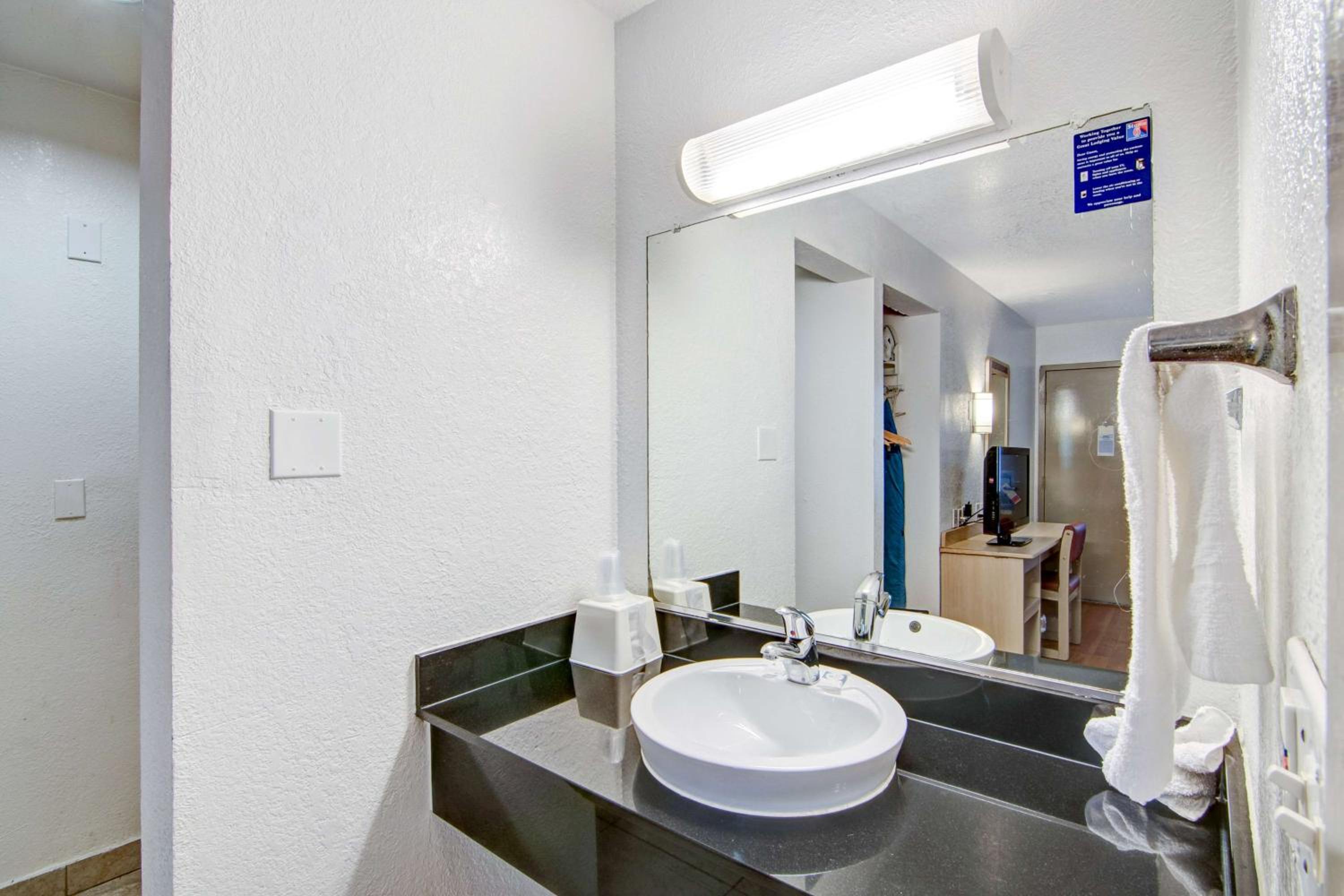 Quadruple Room - Non-Smoking - Photo 6