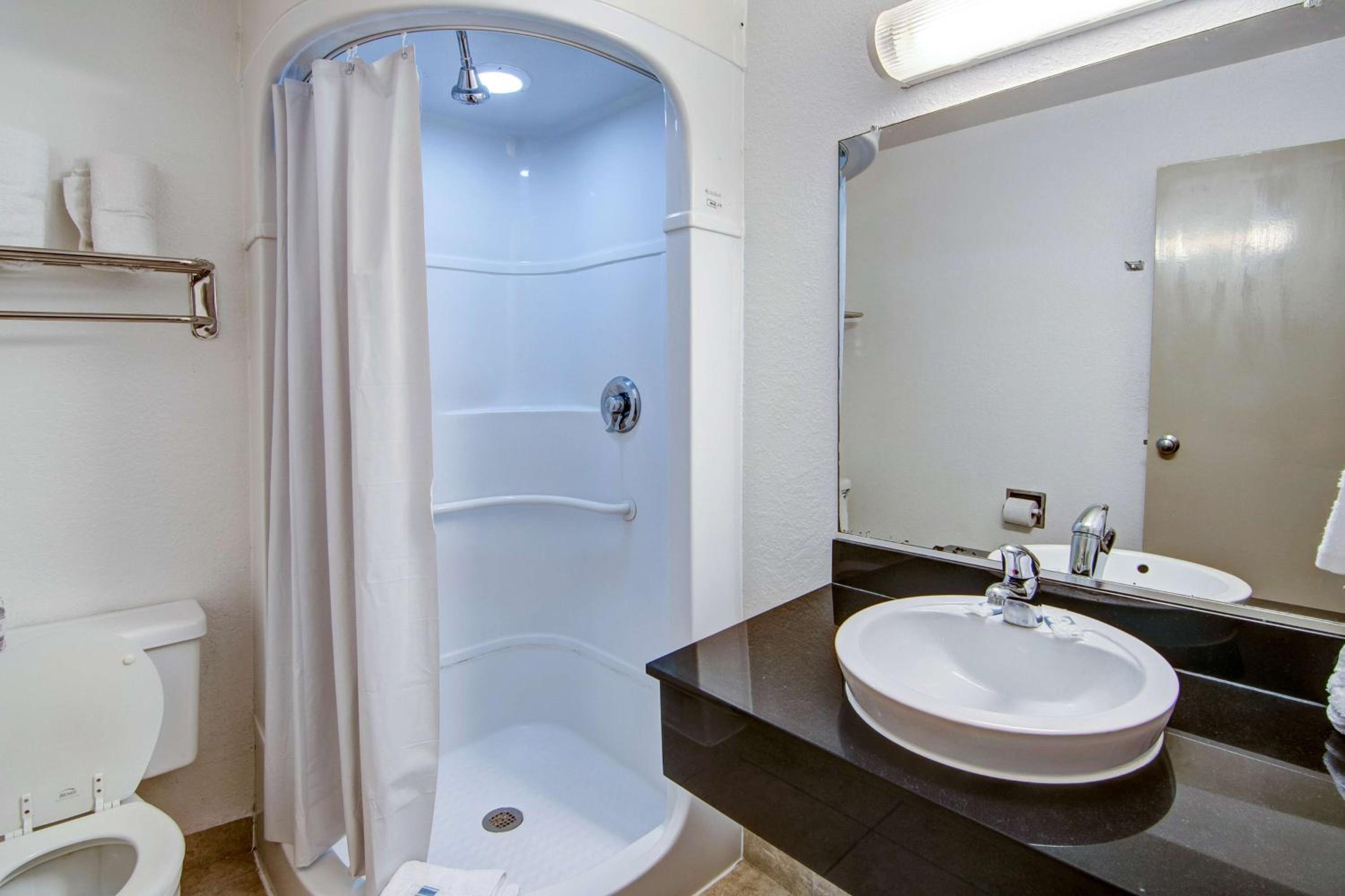 Quadruple Room - Non-Smoking - Photo 8