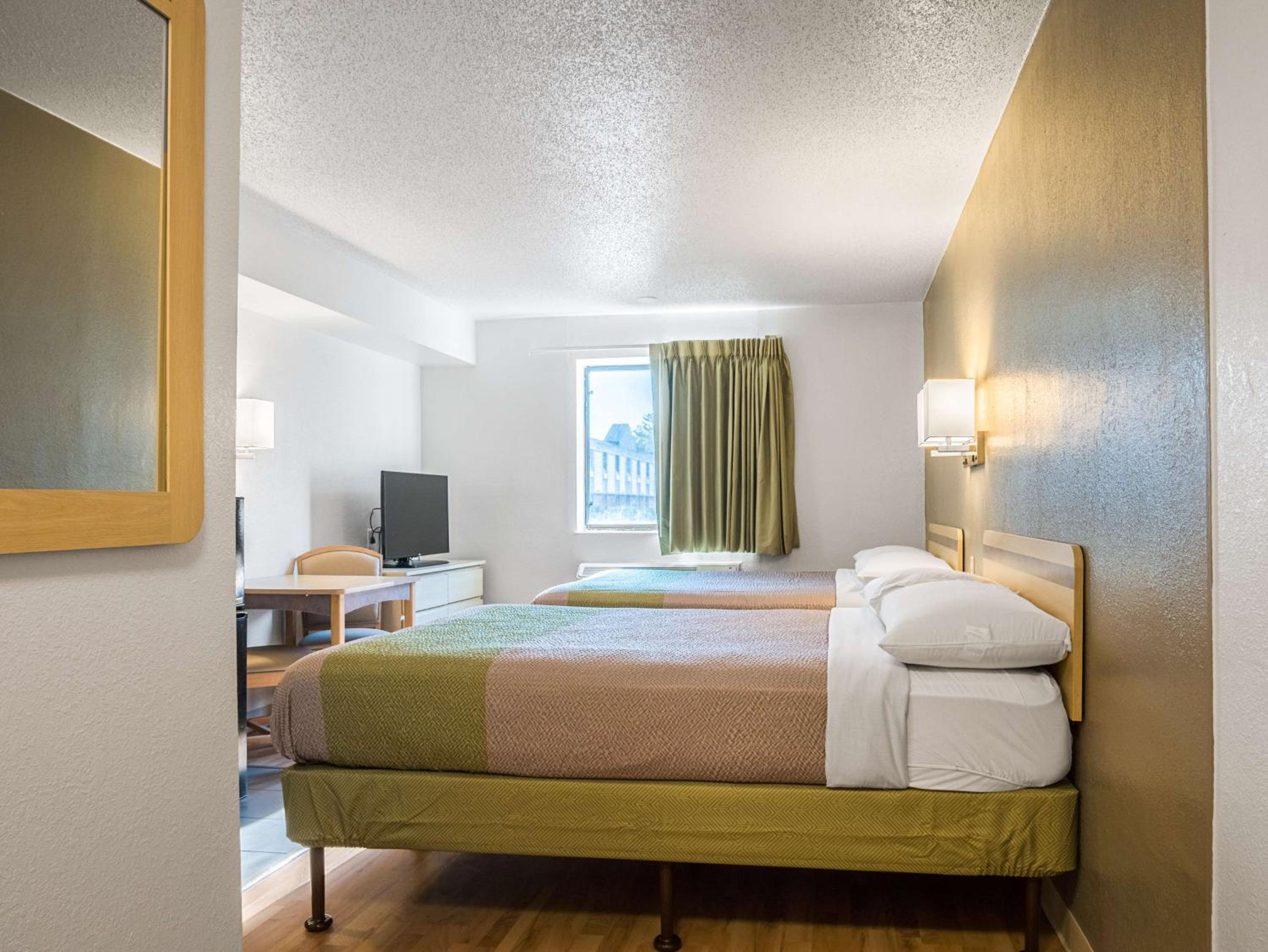 Quadruple Room - Non-Smoking photo 3