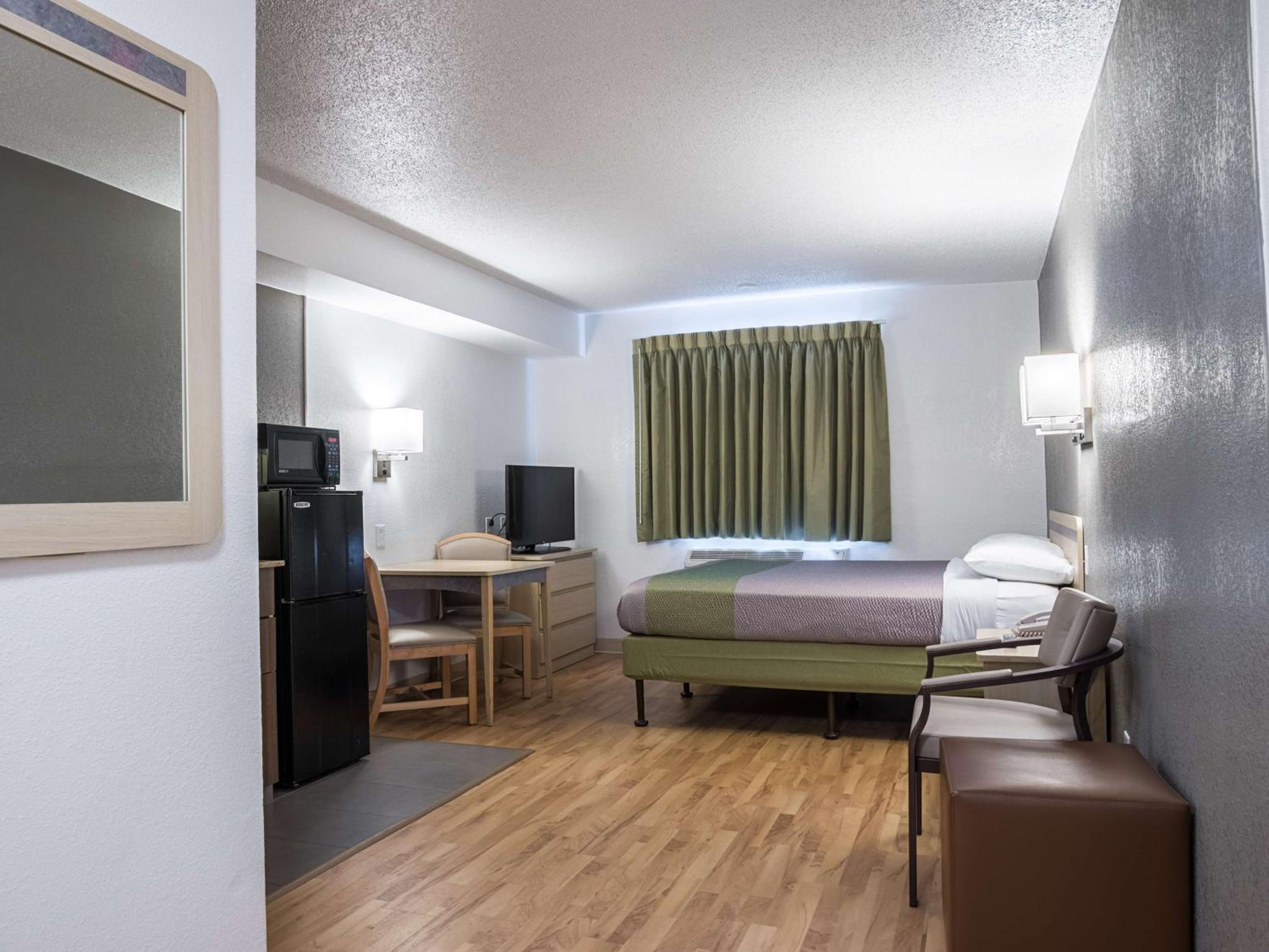 Queen Room - Disability Access - Non-Smoking photo 1